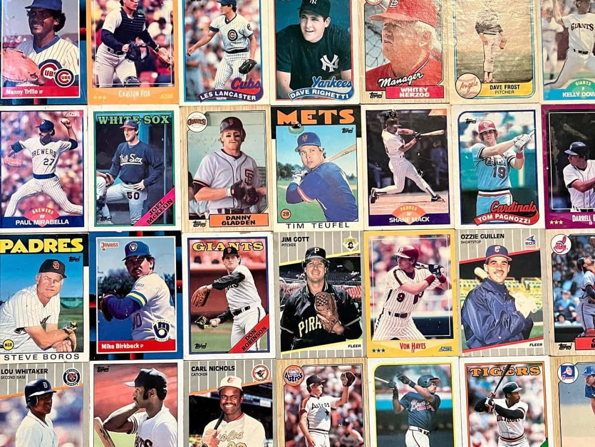 Baseball Cards 桌布 壁紙 — 一幅充滿活力的復古棒球交易卡拼貼畫，展示穿著經典球衣的球員，背景為球場。