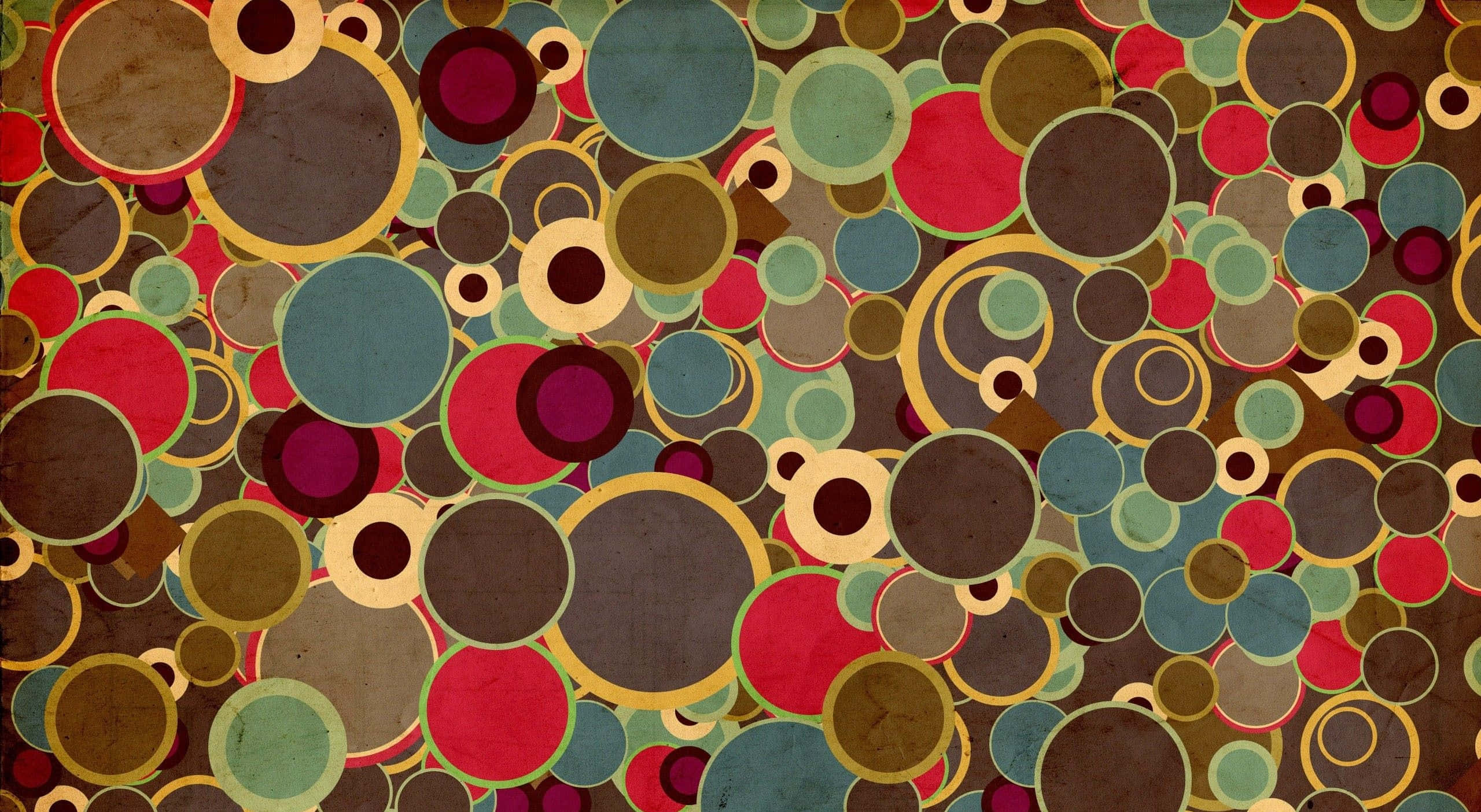 circles 桌布 壁紙 — 一幅充滿活力的抽象壁紙，以紅色、藍綠色、棕色和金色重疊圓圈呈現，帶有紋理復古紙張質感。