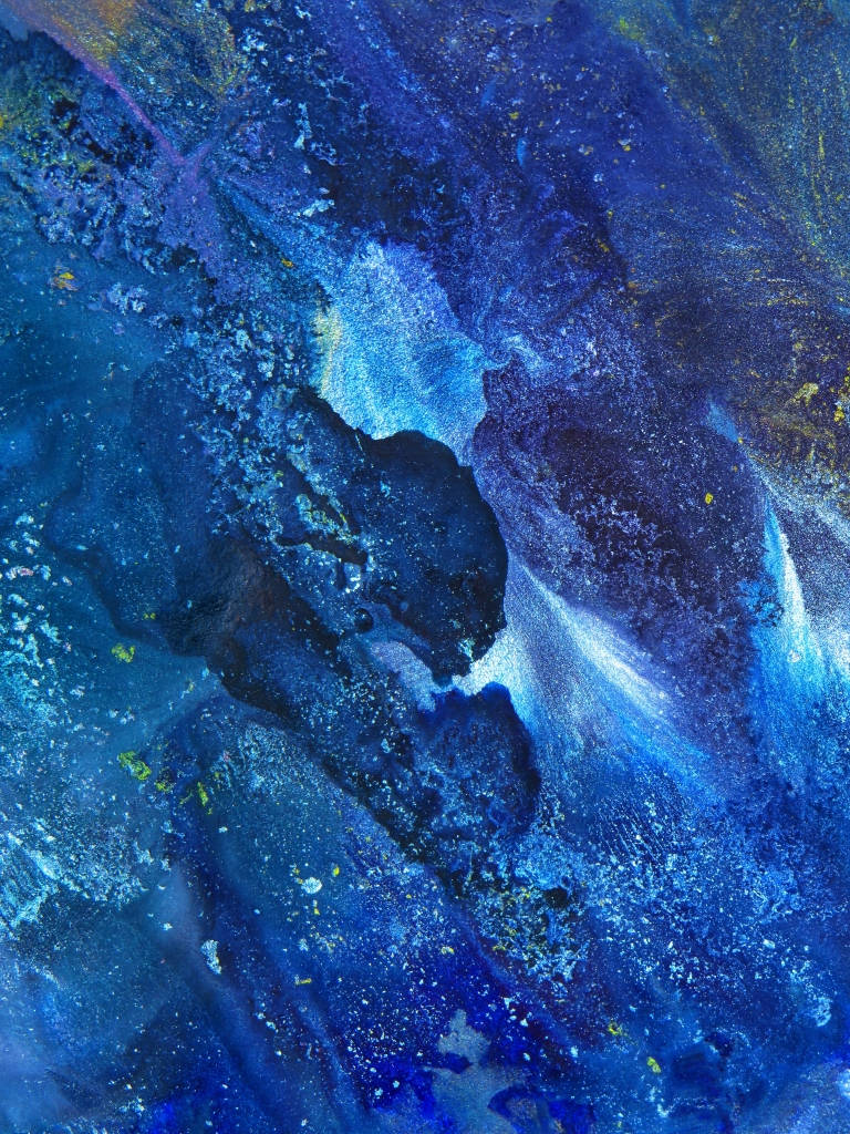 Blue Art 桌布 壁紙 — 一幅充滿活力的抽象畫，帶有旋轉的藍色、紫色和金色斑點，營造出宇宙或水下的幻覺。