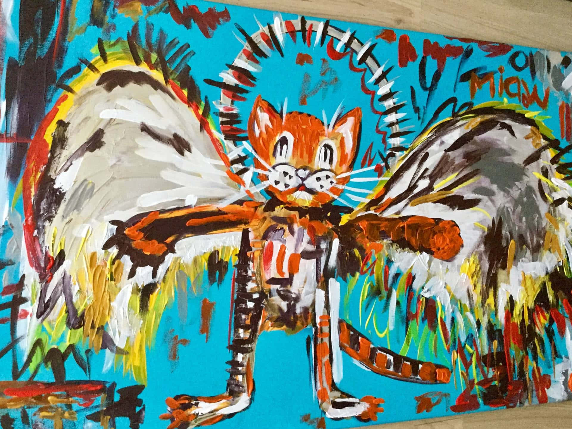塗鴉 桌布 壁紙 — 一幅充滿活力的抽象畫，描繪了一隻帶有光環和「MIAW」文字的橙色有翼貓咪，背景為明亮的藍色。