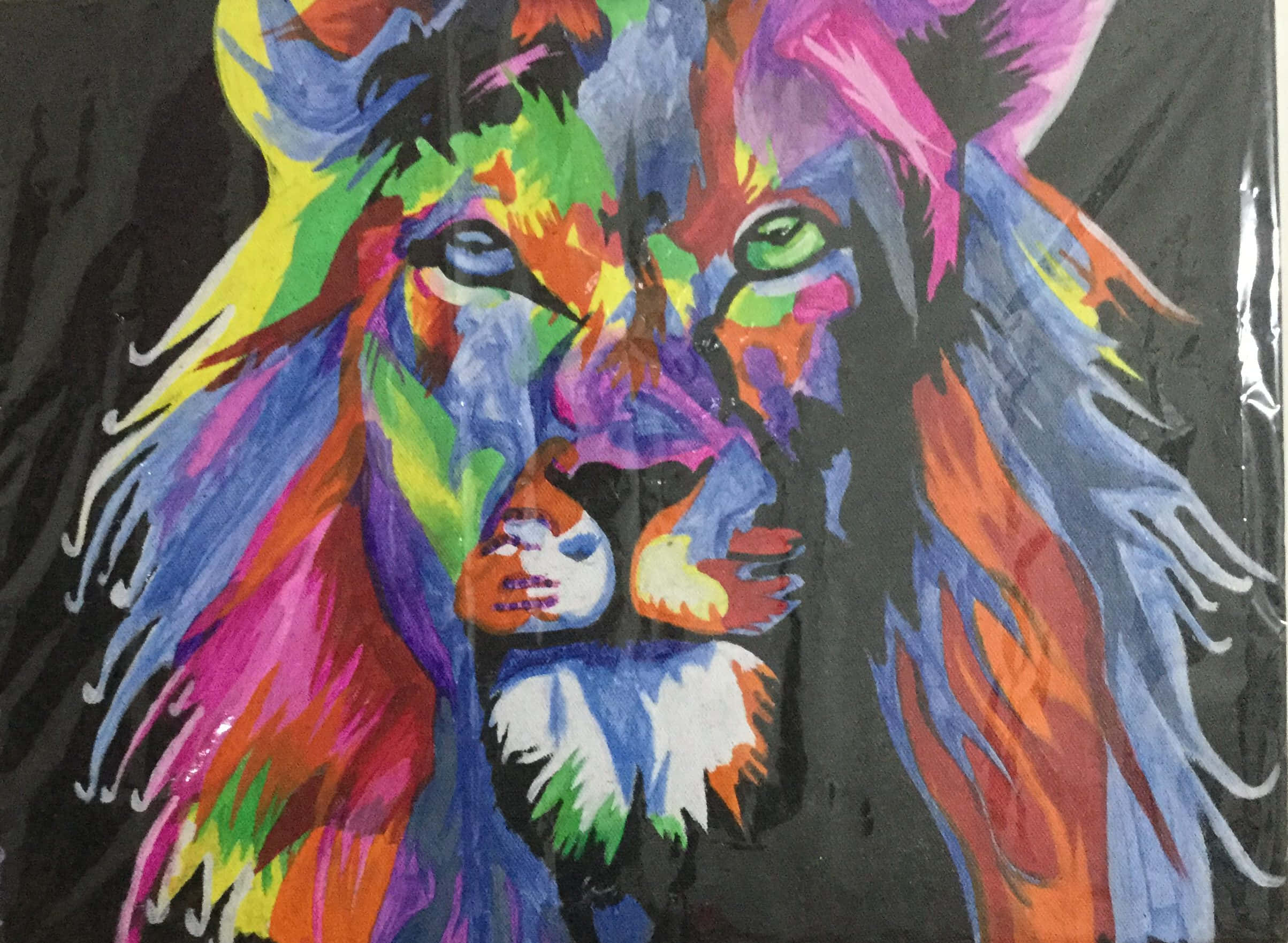 Painting 桌布 壁紙 — 一幅充滿活力的抽象畫，描繪獅子的臉，帶有彩虹色毛髮，背景為黑色。