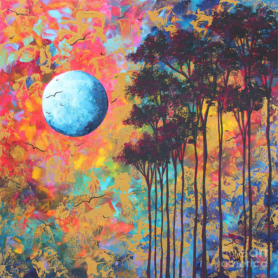 彩色動圖 桌布 壁紙 — 一幅充滿活力的抽象畫描繪了藍色月亮在黑暗樹木後升起，背景是火熱的多彩天空，有鳥兒飛翔。