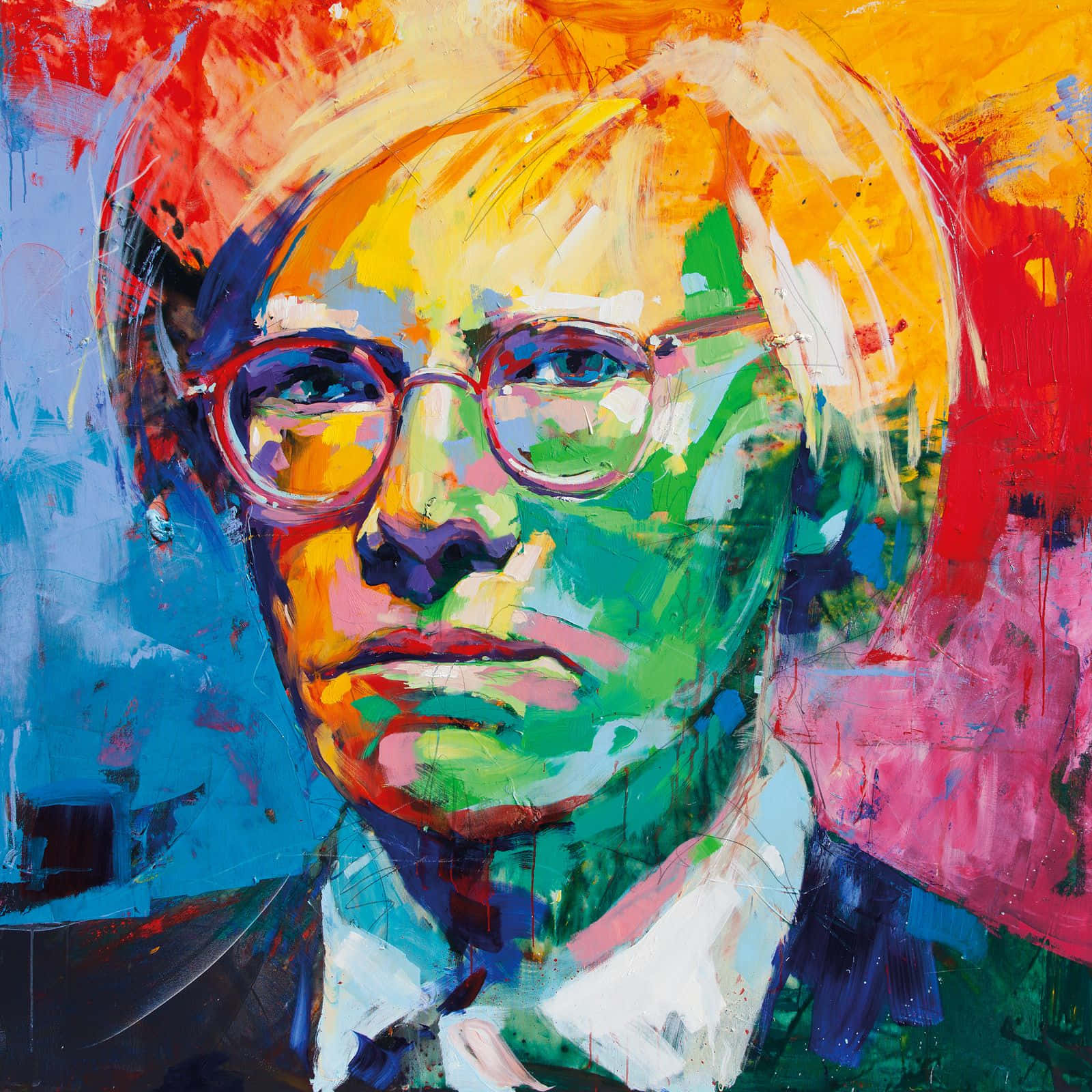 andy warhol 桌布 壁紙 — 一幅充滿活力的抽象肖像畫，描繪一位戴眼鏡、金髮的人物，以大膽多彩的筆觸繪成。
