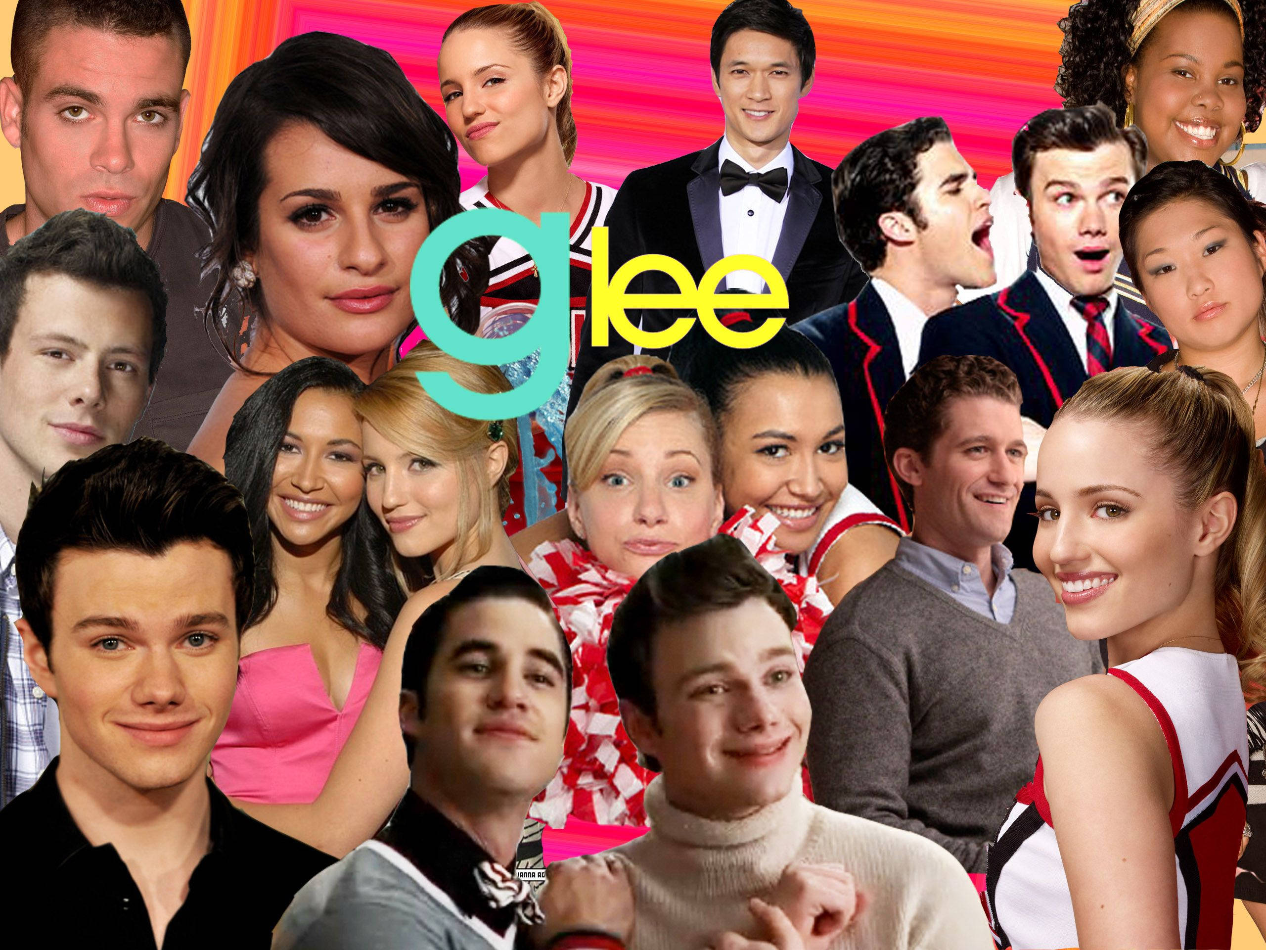 tv 桌布 壁紙 — 一幅充滿活力的拼貼畫，Glee 劇組成員微笑擺姿勢，背景是彩色條紋和節目標誌。