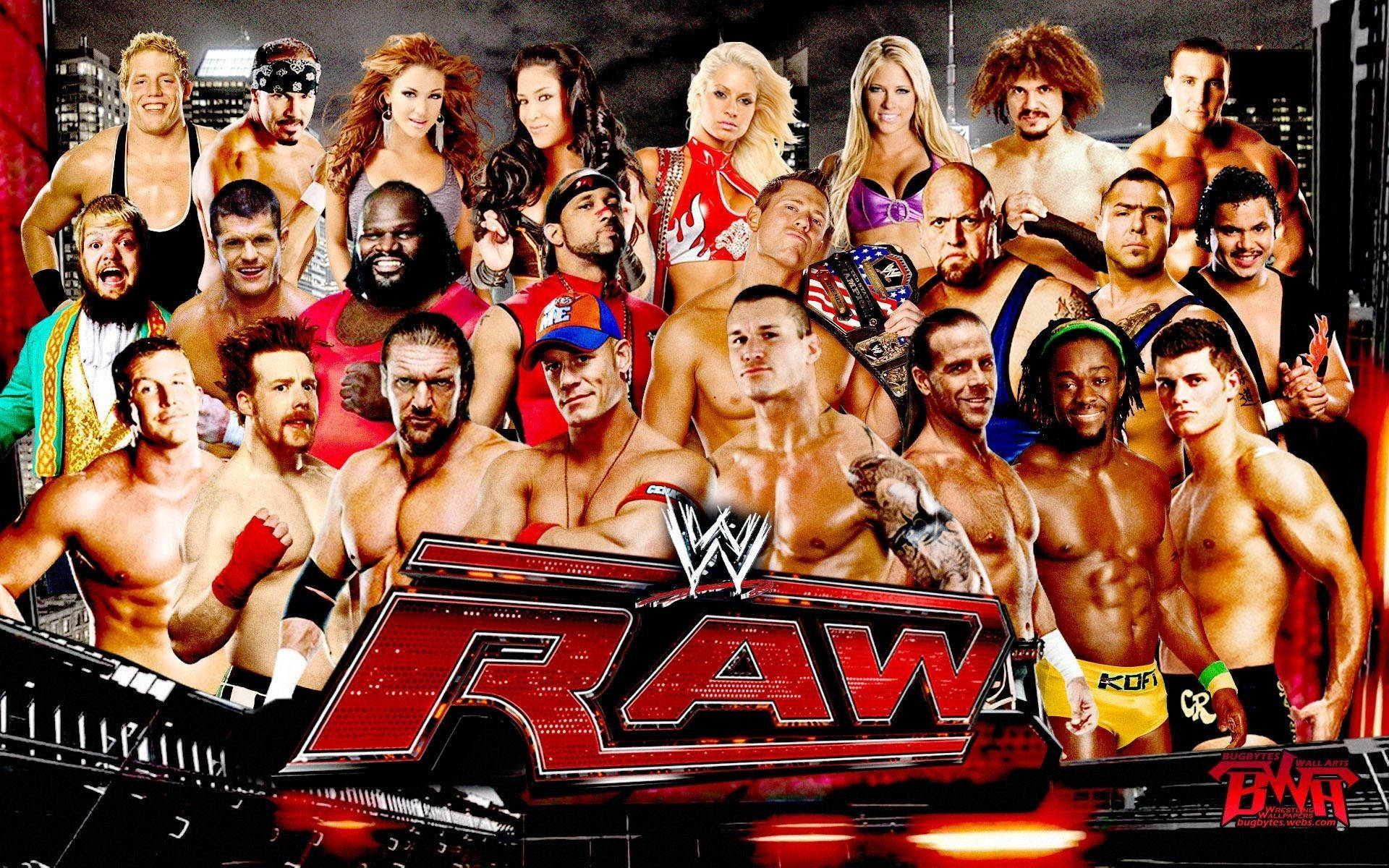 摔角 桌布 壁紙 — 一幅充滿活力的拼貼畫，WWE 摔角手圍繞 RAW 標誌擺姿勢，背景為城市天際線。