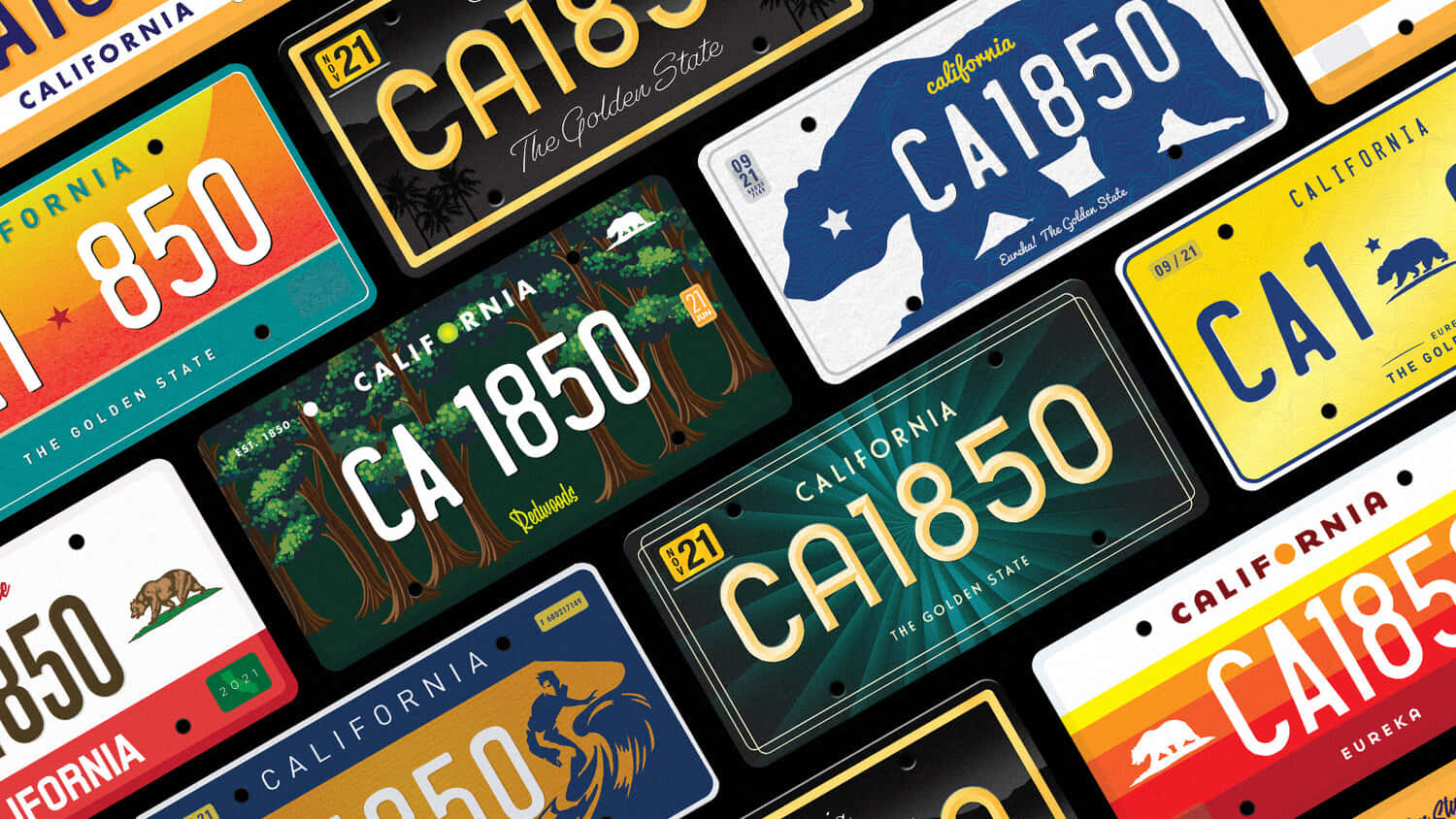 License Plate 桌布 壁紙 — 一幅充滿活力的拼貼畫，展示各種加州車牌，設計、顏色和標語各異，以動態重疊圖案排列。