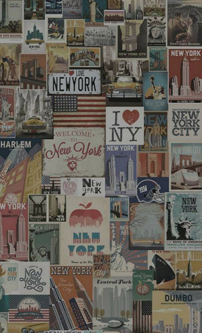 New York 桌布 壁紙 — 一幅充滿活力的拼貼畫，展示紐約市的復古旅行海報和紀念品，包括標誌性地標和標語。