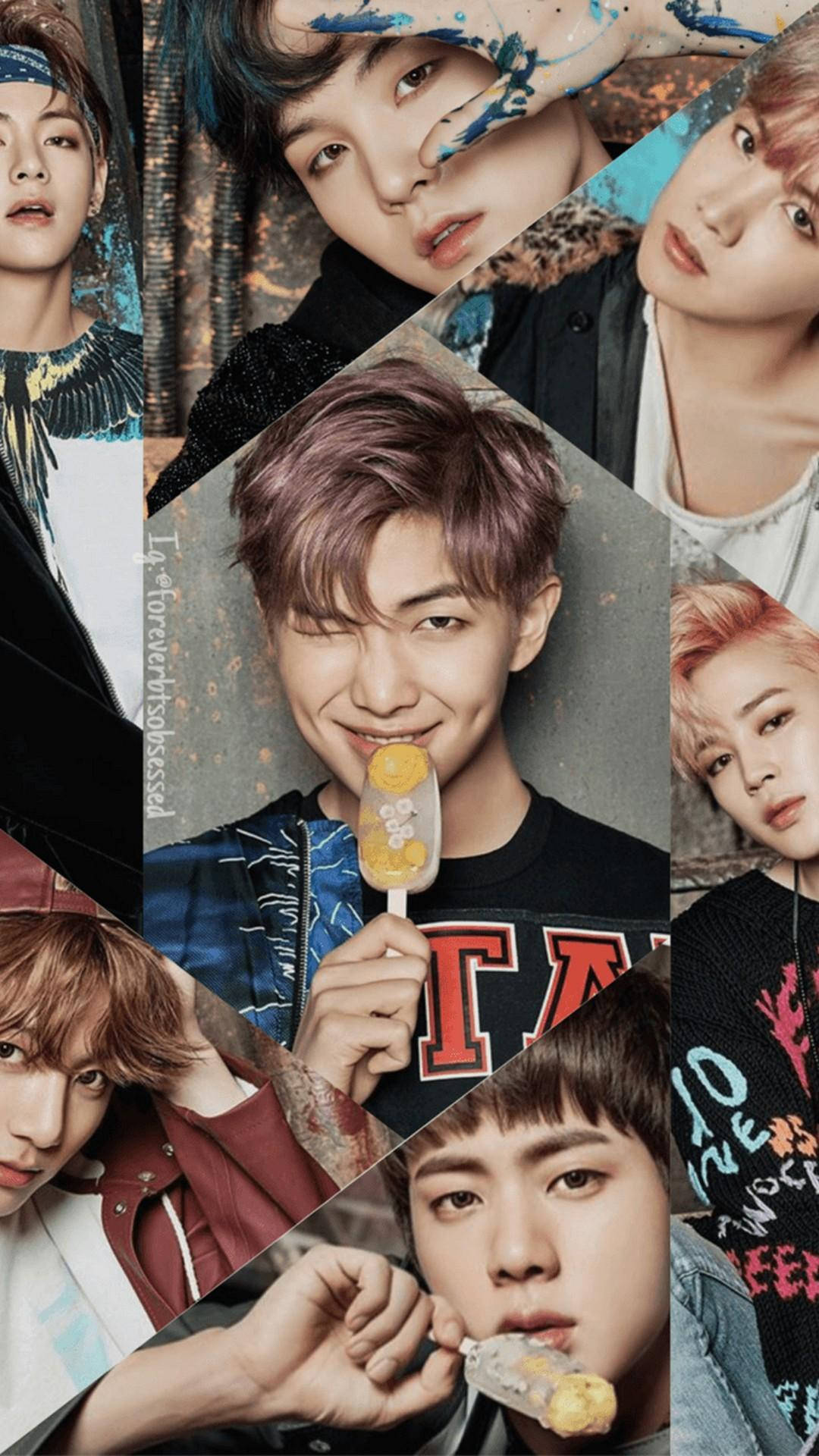 BTS 桌布 壁紙 — 一幅充滿活力的拼貼畫，描繪了K-pop偶像，擁有色彩繽紛的頭髮和富有表現力的面孔，排列在動態的幾何面板中。