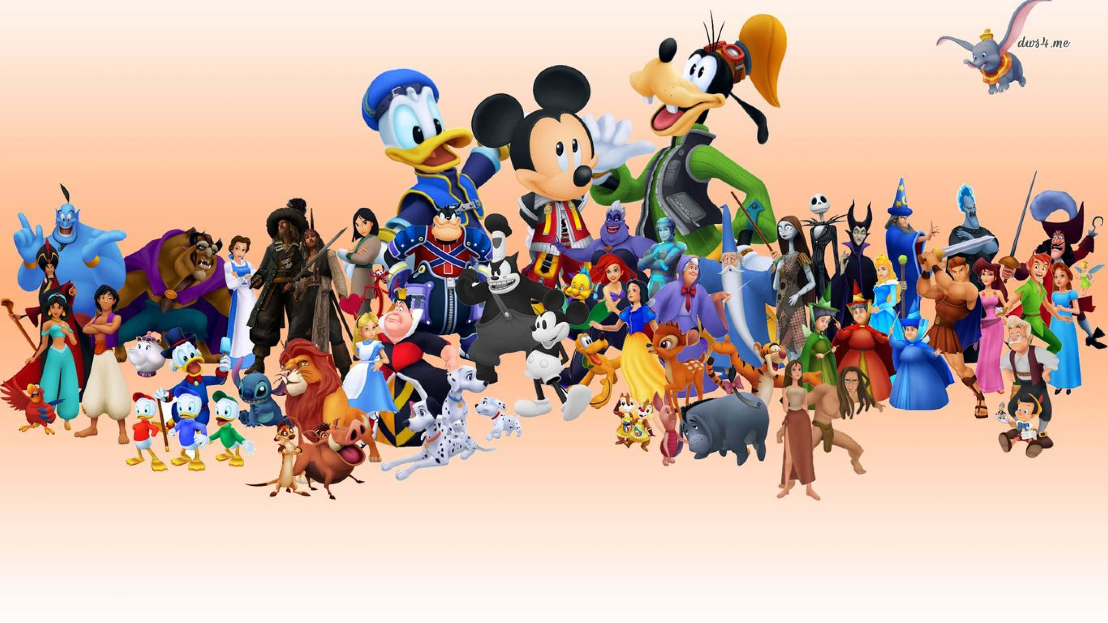 Disney World Desktop 桌布 壁紙 — 一幅充滿活力的拼貼畫，描繪了來自不同動畫電影的標誌性迪士尼角色，在柔和的蜜桃漸變背景前一起擺姿勢。
