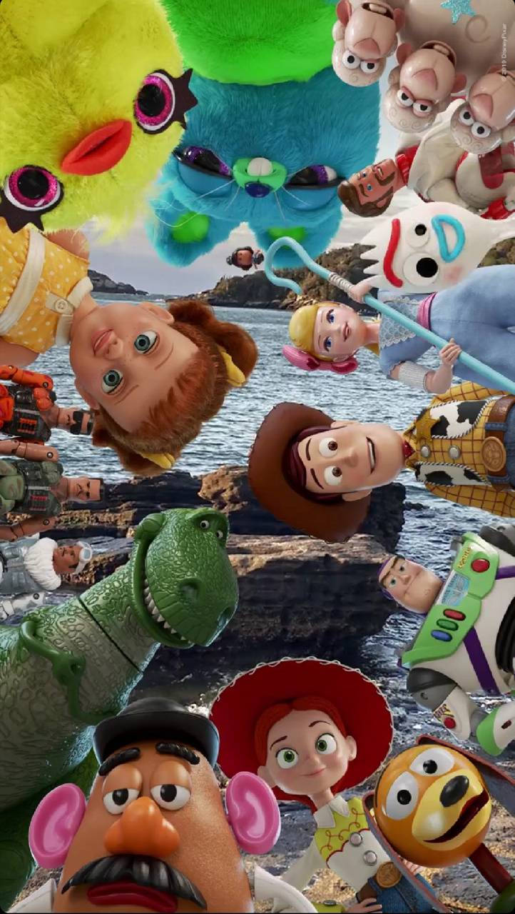 Toy Story 4 桌布 壁紙 — 一幅充滿活力的拼貼畫，描繪玩具總動員角色在岩石海岸場景上空倒立漂浮。