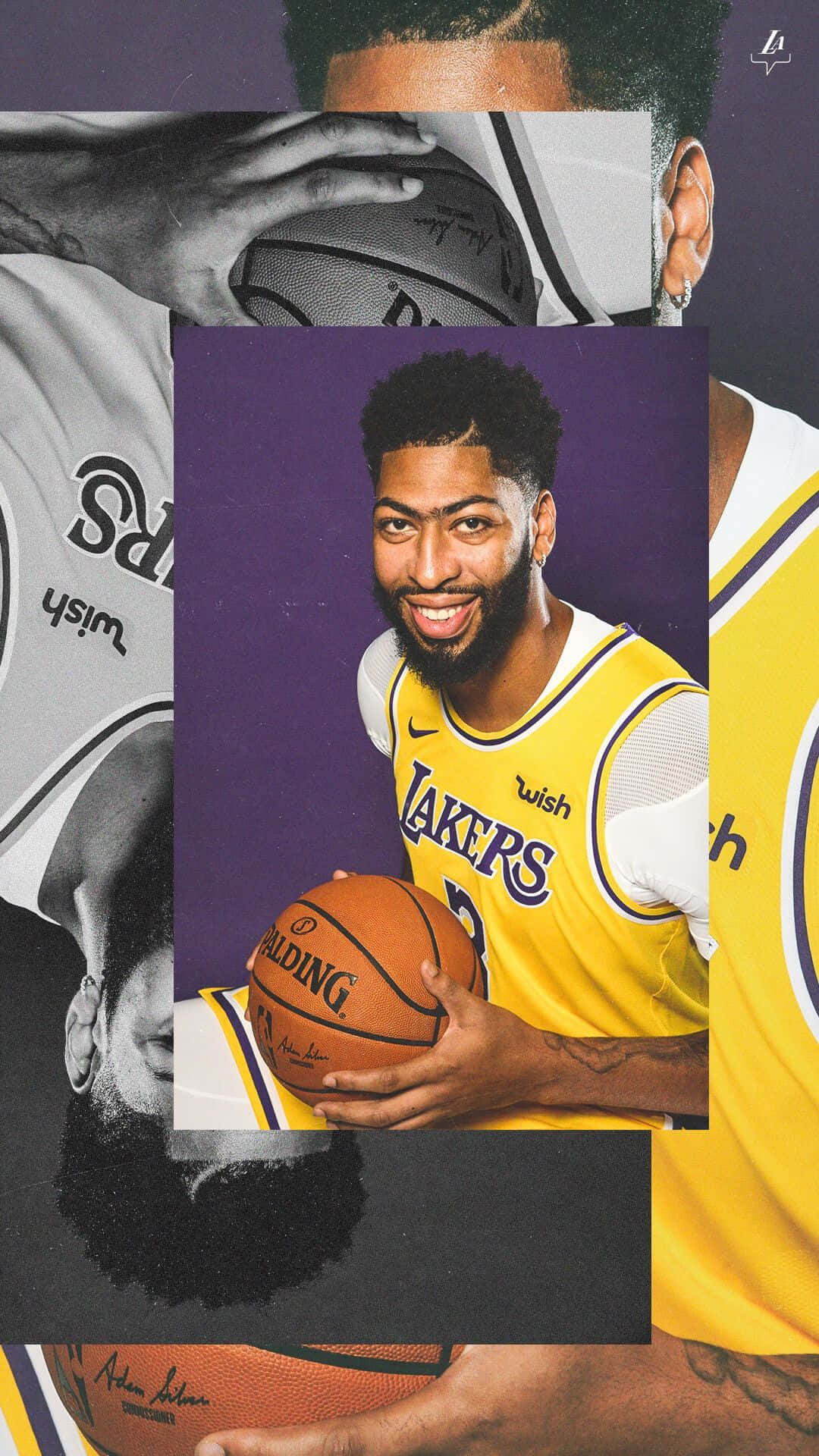 Anthony Davis 桌布 壁紙 — 一幅充滿活力的拼貼畫，描繪身穿湖人隊球衣的籃球運動員安東尼·戴維斯在紫色背景前手持籃球。