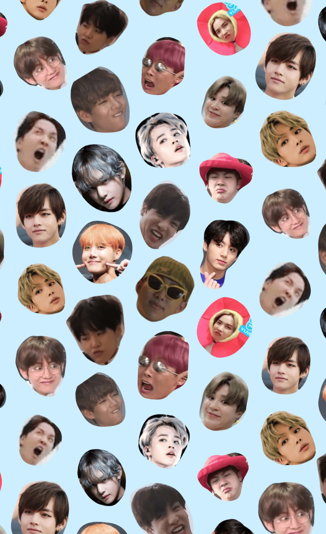 Bts Meme 桌布 壁紙 — 一幅充滿活力的拼貼畫，由年輕男性圓形裁剪的臉孔組成，表情各異，背景為淺藍色。