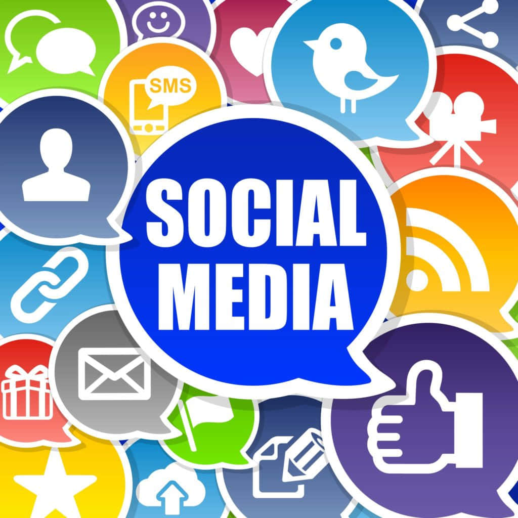 Social Media Icons 桌布 壁紙 — 一幅充滿活力的拼貼畫，由色彩繽紛的對話氣泡組成，裡面充滿社交媒體圖標，中央有粗體文字「SOCIAL MEDIA」。