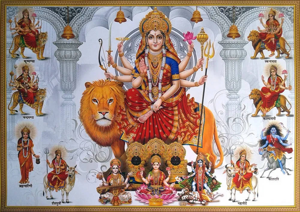 Durga 桌布 壁紙 — 一幅充滿活力的插圖，描繪印度教女神杜爾迦騎著獅子，被她的九種形態環繞，背景是華麗的寺廟建築。