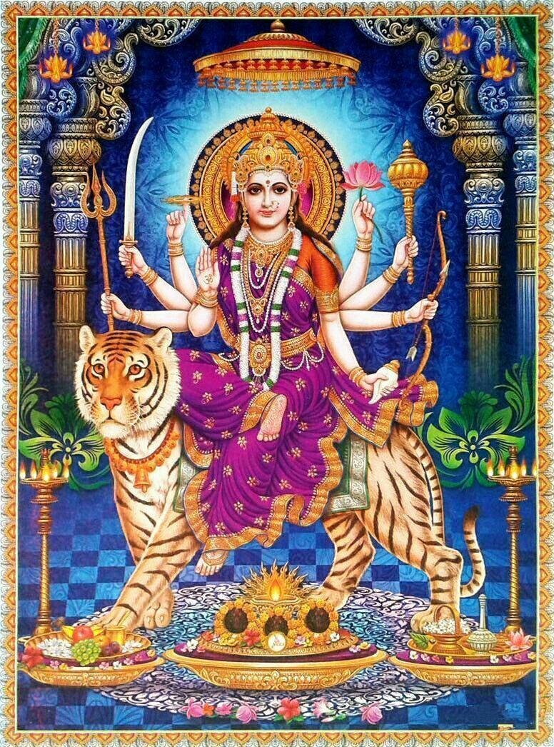 廟宇 桌布 壁紙 — 一幅充滿活力的插圖，描繪印度教女神杜爾迦（Durga）有十臂騎著老虎，手持武器和蓮花，以紫色和金色裝飾，背景為藍色華麗圖案。