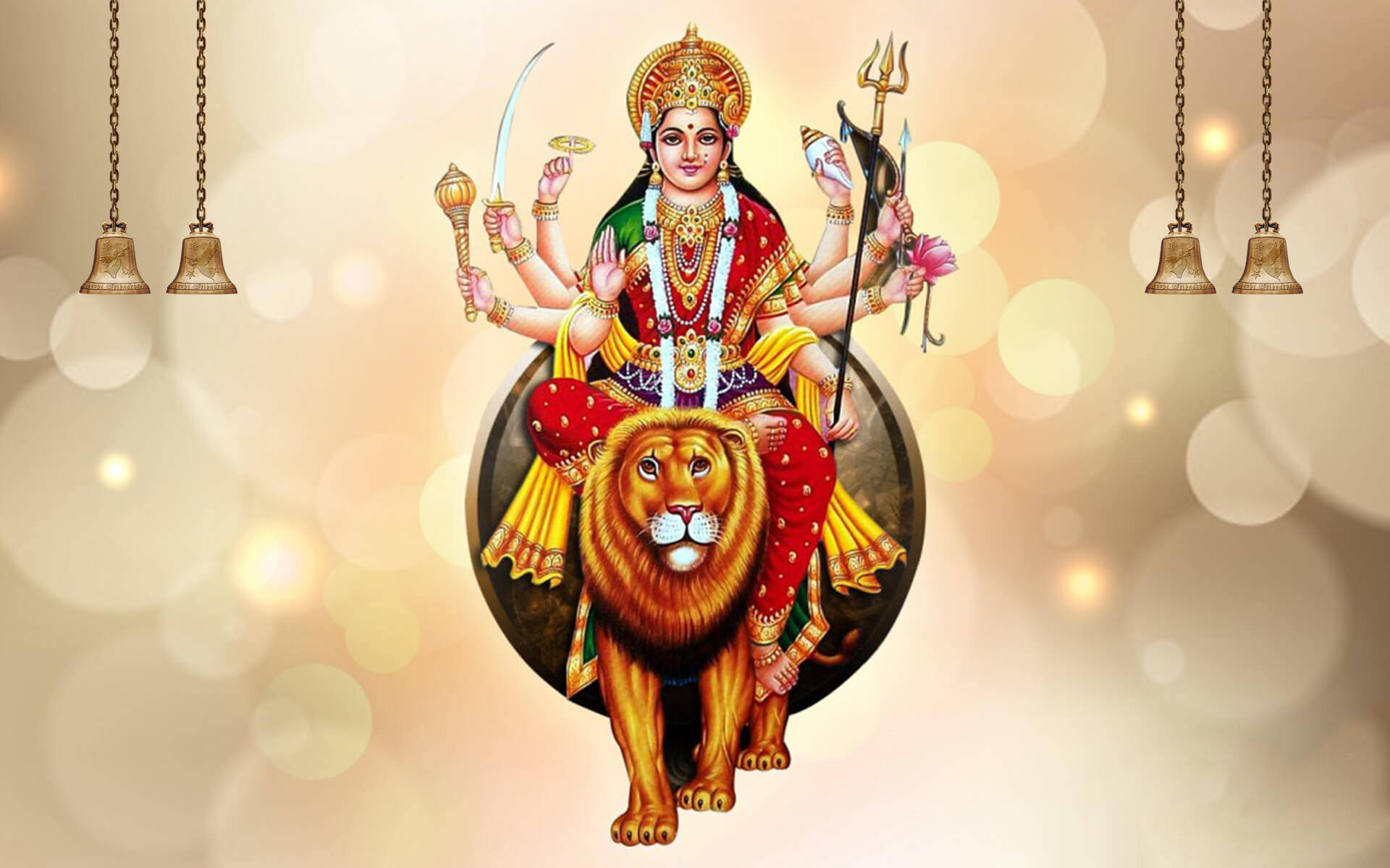Indian 桌布 壁紙 — 一幅充滿活力的插圖，描繪印度教女神杜爾迦（Durga）有十臂，騎著一頭兇猛的獅子，背景是柔和的金色散景和懸掛的鈴鐺。