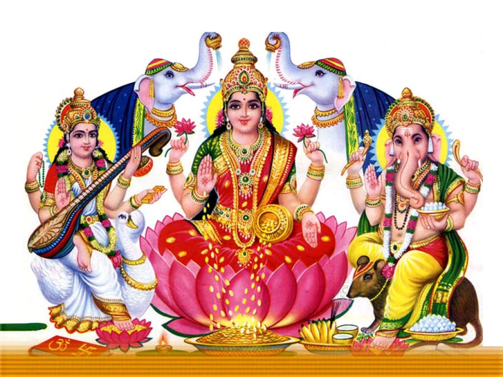 Saraswati Mata 桌布 壁紙 — 一幅充滿活力的插圖，描繪印度教神祇拉克什米、薩拉斯瓦蒂和象頭神坐在蓮花上，伴隨著大象和神聖符號。