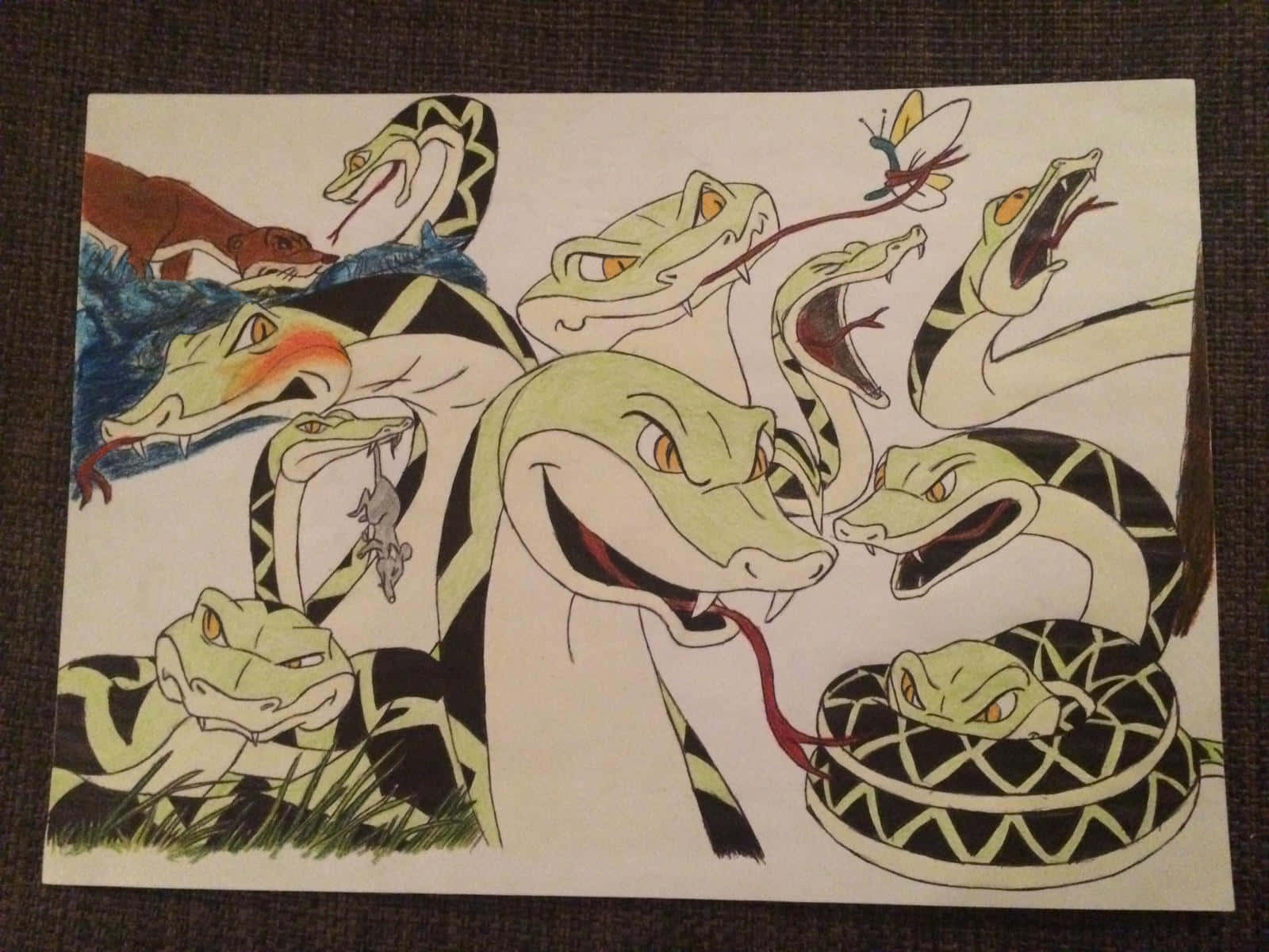 Cartoon 桌布 壁紙 — 一幅充滿活力的插圖，描繪多條卡通蛇以動態姿勢呈現，並有蝴蝶和老鼠，以粗線條和綠色、黑色、白色色調渲染。