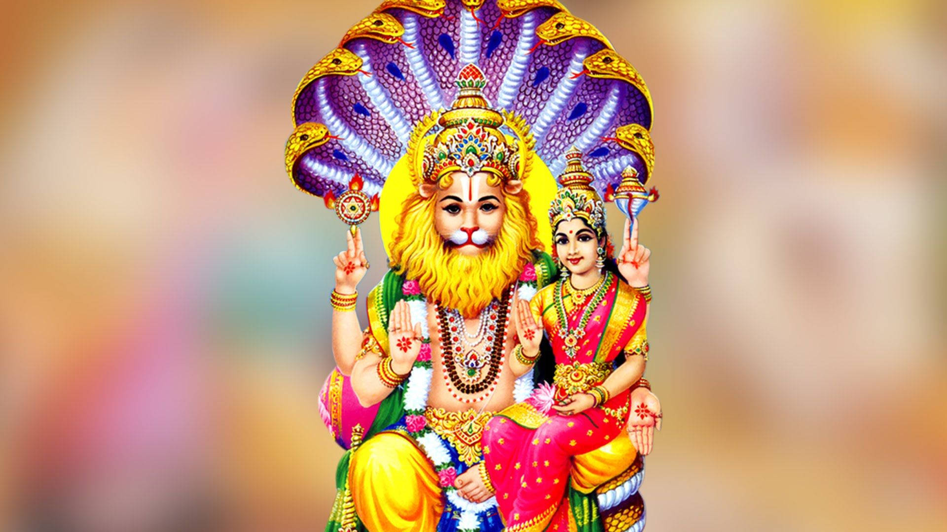 Lakshmi 桌布 壁紙 — 一幅充滿活力的數位插圖，描繪了主那羅辛哈與他的配偶，以金色和寶石色調裝飾，坐在紫色和金色的孔雀羽毛冠下。