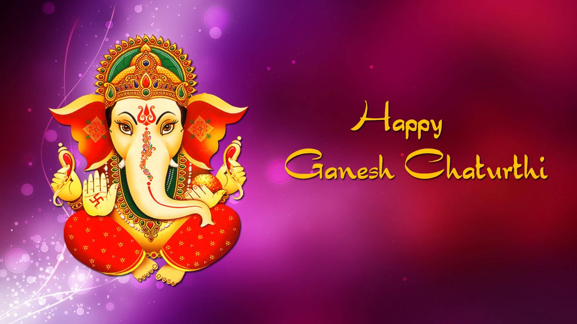 Ganesh 桌布 壁紙 — 一幅充滿活力的數位插圖，描繪象頭神坐在紅色坐墊上，背景是發光的紫色和洋紅色漸變，並帶有慶祝文字。