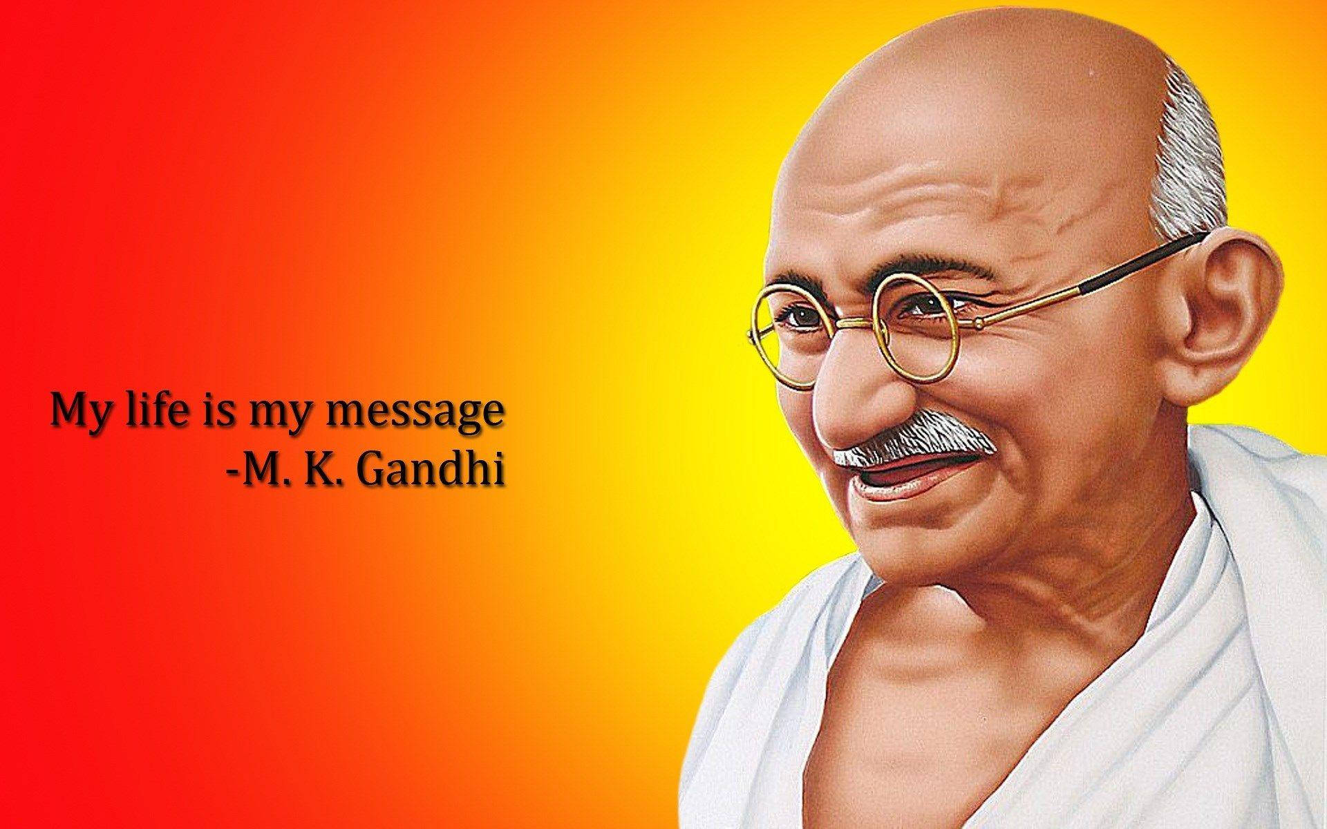 Mahatma Gandhi 桌布 壁紙 — 一幅充滿活力的數位肖像，描繪聖雄甘地在明亮的橙黃漸層背景上溫暖微笑，並附有他的名言。