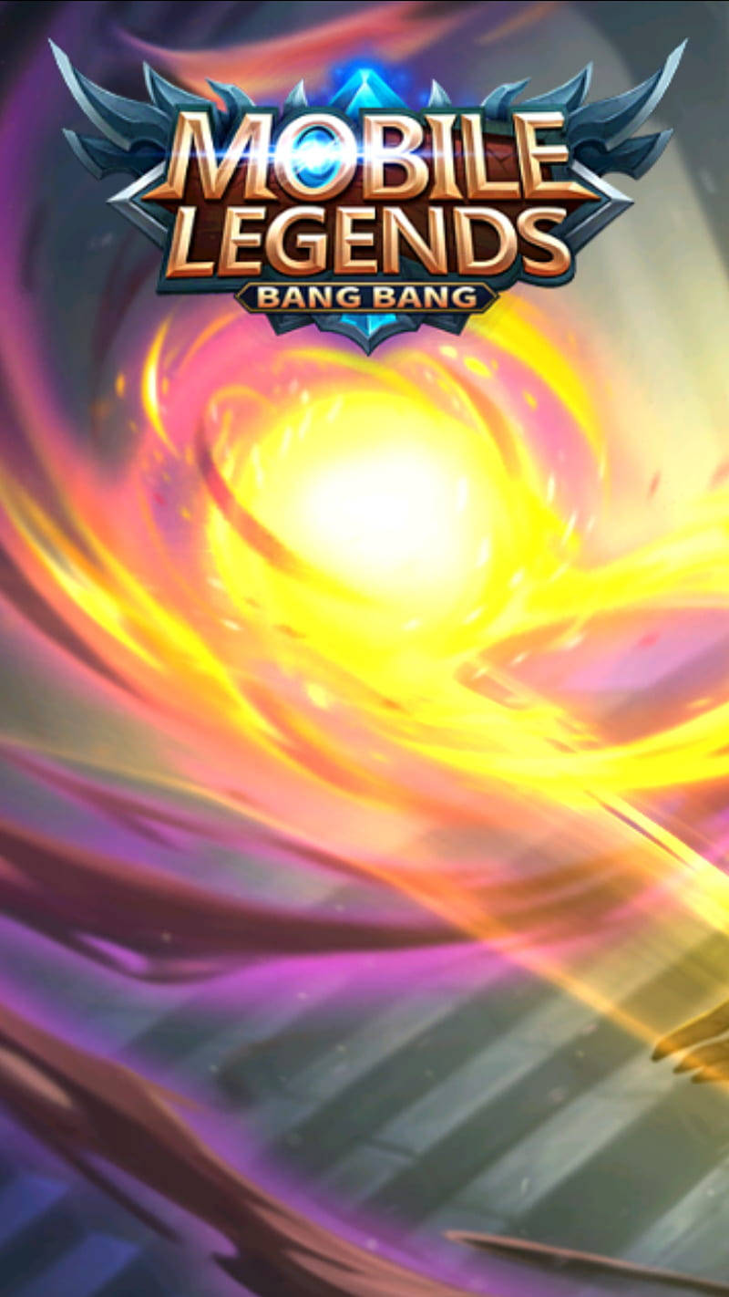 mobile legends logo 桌布 壁紙 — 一幅充滿活力的數位藝術作品，以Mobile Legends Bang Bang標誌為特色，周圍環繞著旋轉的金色和紫色能量。