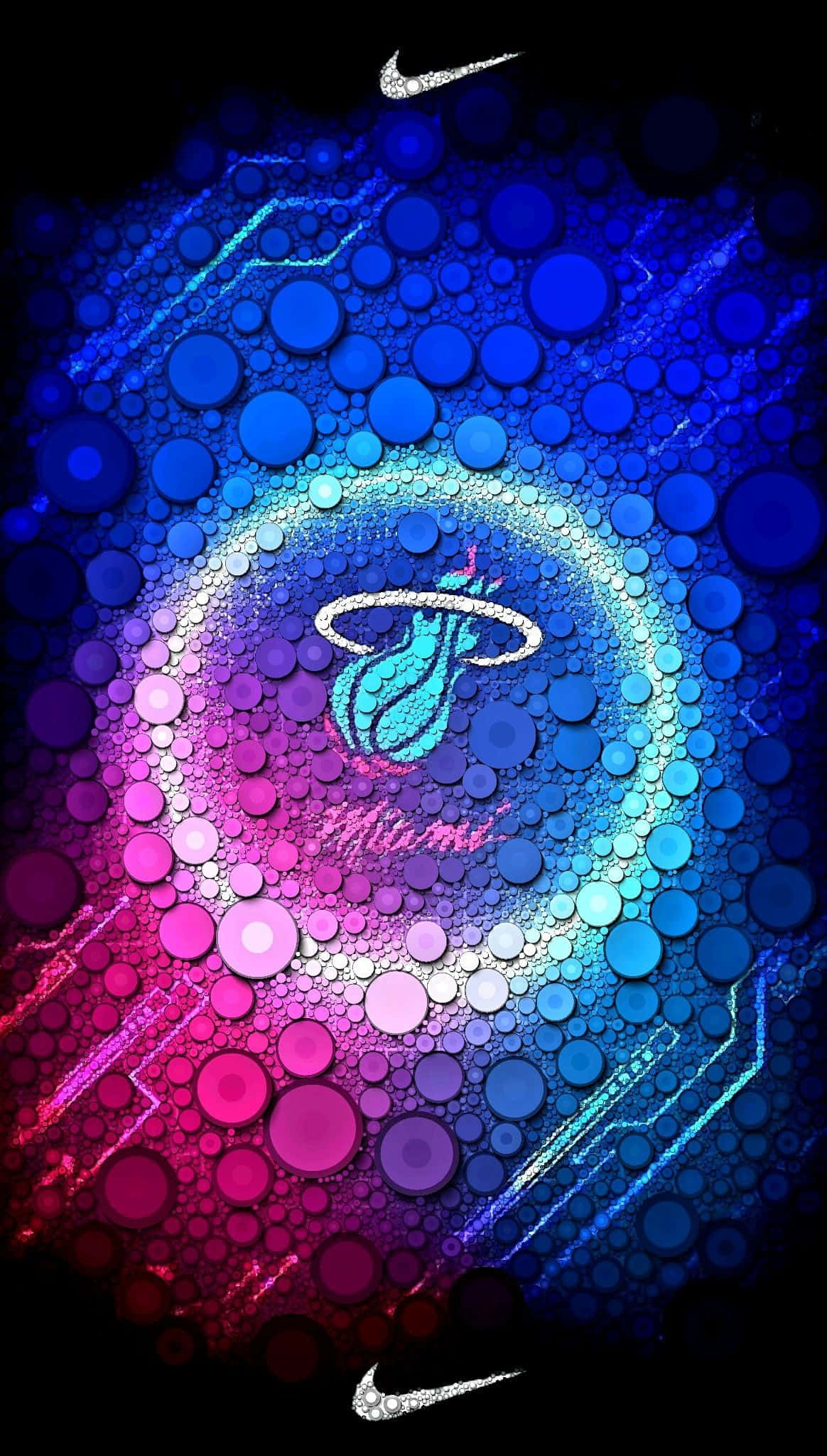 Blue And Pink Aesthetic Neon 桌布 壁紙 — 一幅充滿活力的數位藝術作品，以黑色背景襯托，邁阿密熱火隊標誌被電光藍和粉紅色的發光氣泡環繞。