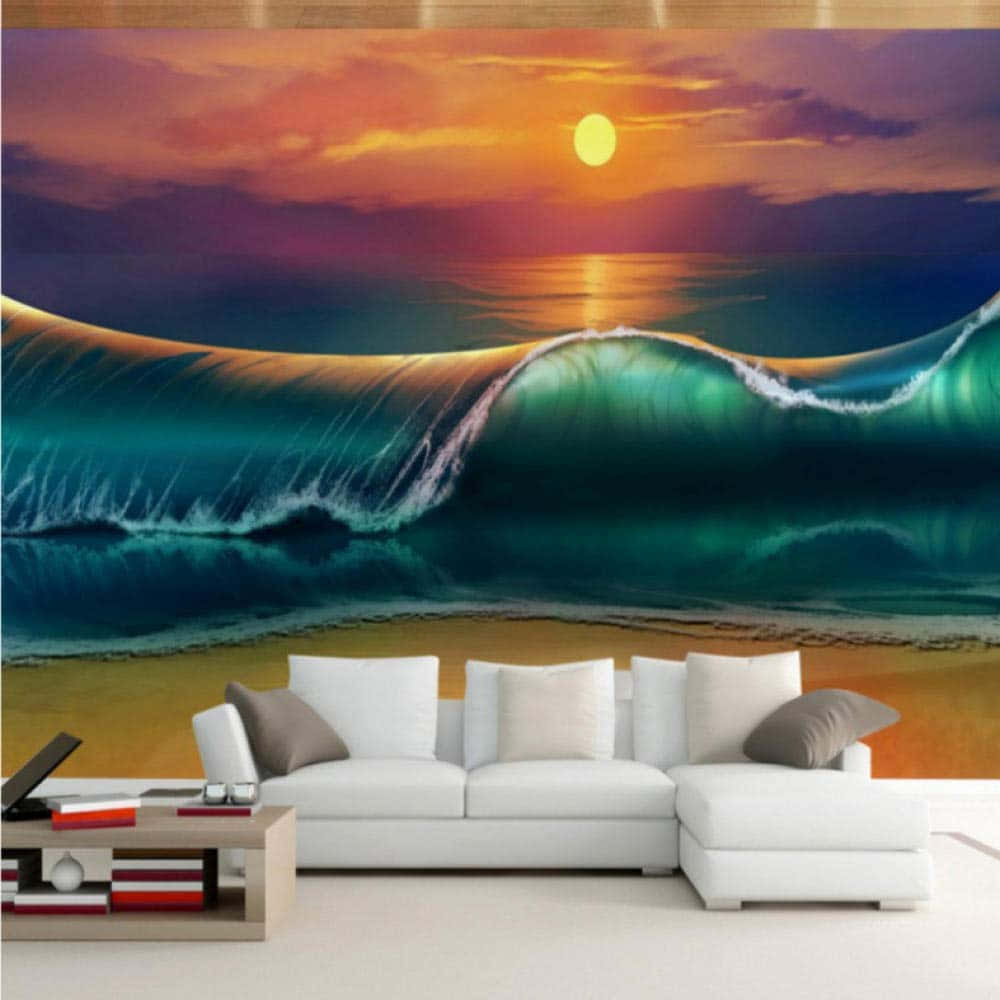 3d Ocean 桌布 壁紙 — 一幅充滿活力的日落，映照著巨大的藍綠色海浪拍打沙灘，作為現代白色沙發背後的壁畫展示。