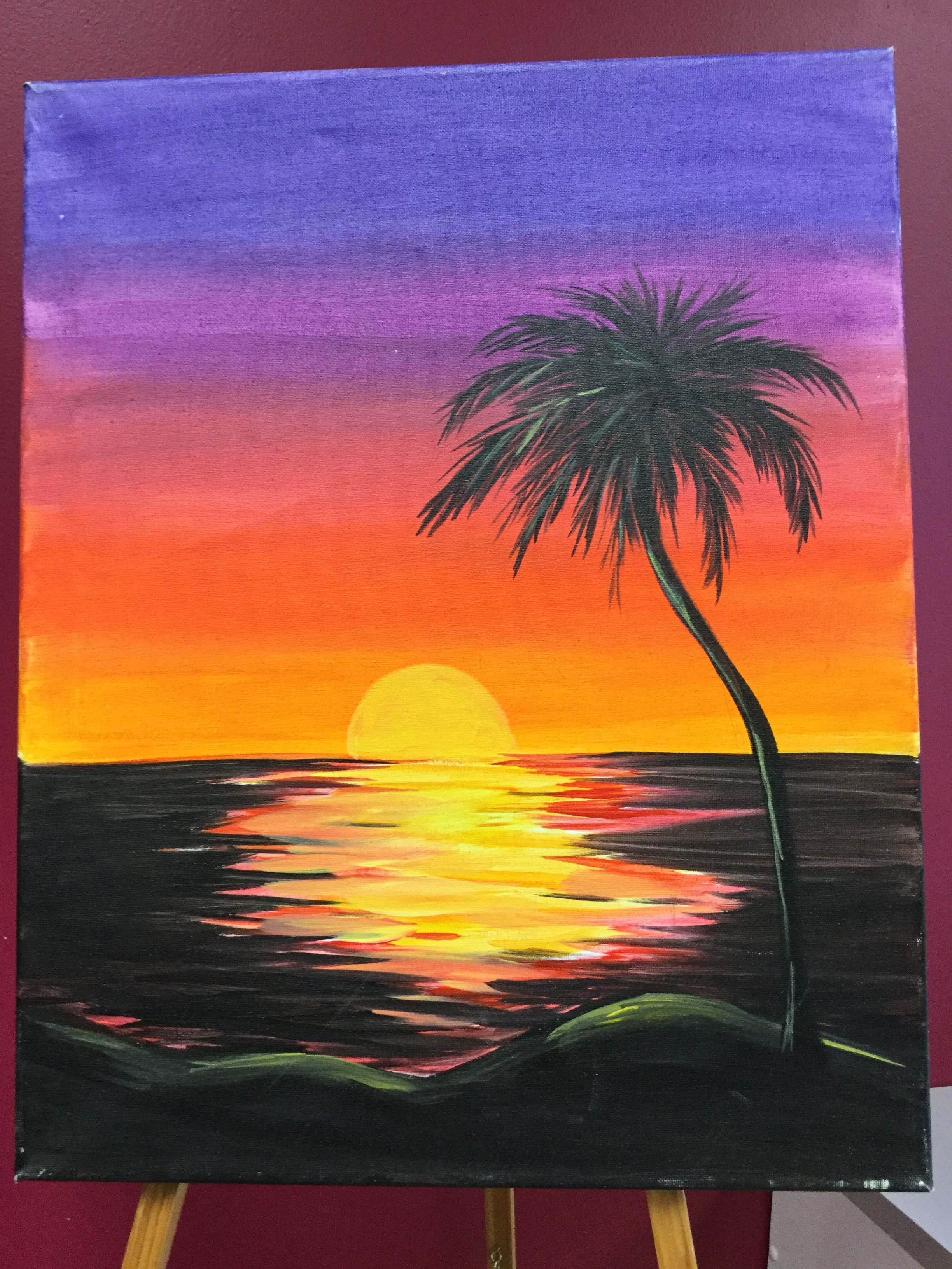 Painting 桌布 壁紙 — 一幅充滿活力的日落畫作，孤獨的棕櫚樹剪影映襯著紫色、橙色和黃色的漸變天空，倒映在暗色的水面上。