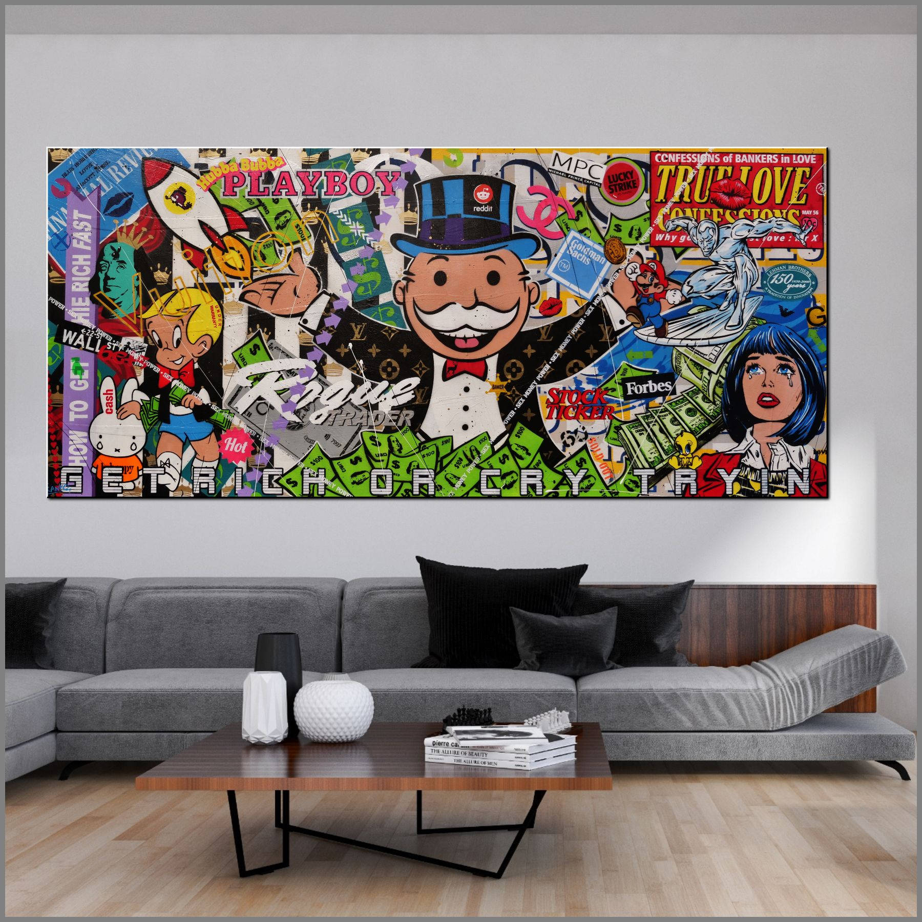 地產大亨 桌布 壁紙 — 一幅充滿活力的普普藝術壁畫，描繪了一個微笑的大富翁先生，被金錢、雜誌和卡通人物包圍，掛在簡約客廳的現代灰色沙發上方。