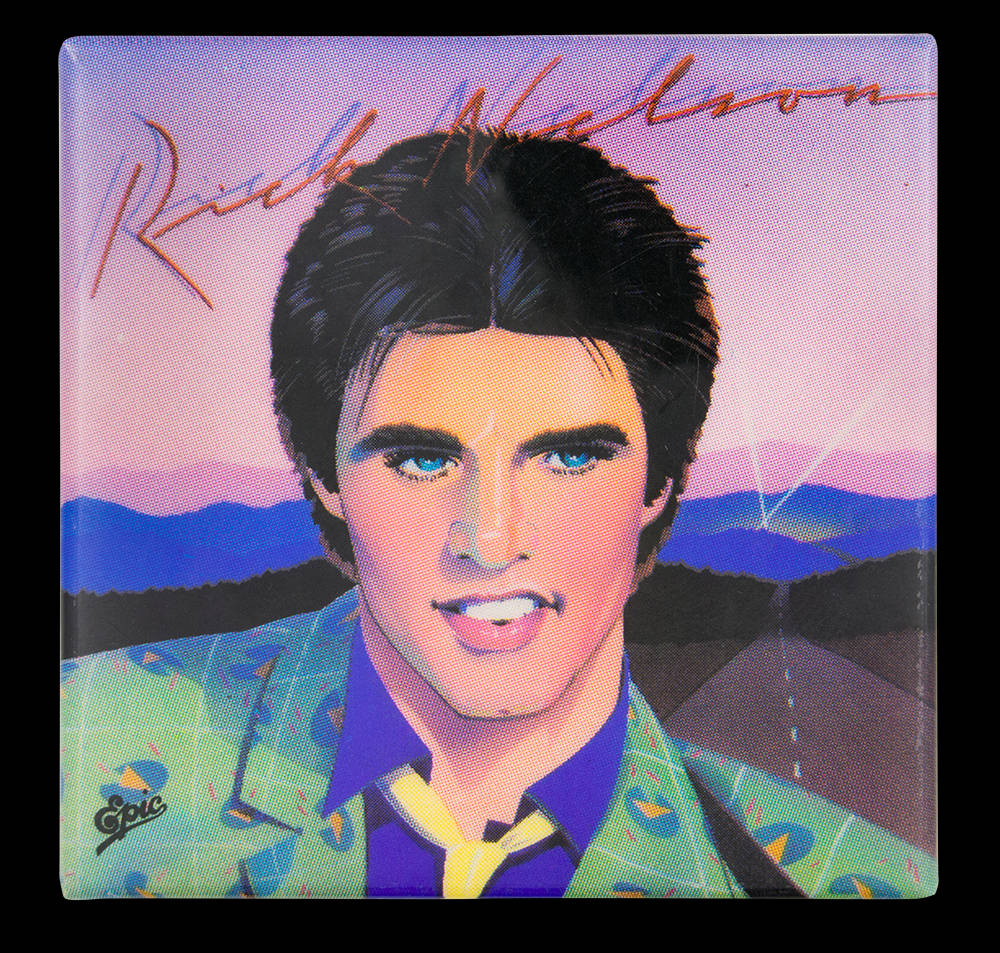 音樂 桌布 壁紙 — 一幅充滿活力的普普藝術肖像，描繪 Rick Nelson 在粉紫色日落、遠山和道路的背景前。
