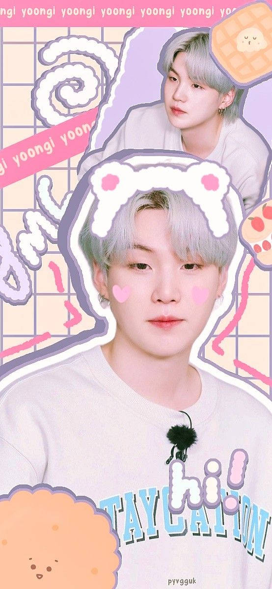 BTS 鎖定螢幕 桌布 壁紙 — 一幅充滿活力的桌布，以粉彩網格背景為襯托，點綴著可愛的卡通元素和重複文字，上面有兩位銀髮年輕男子。