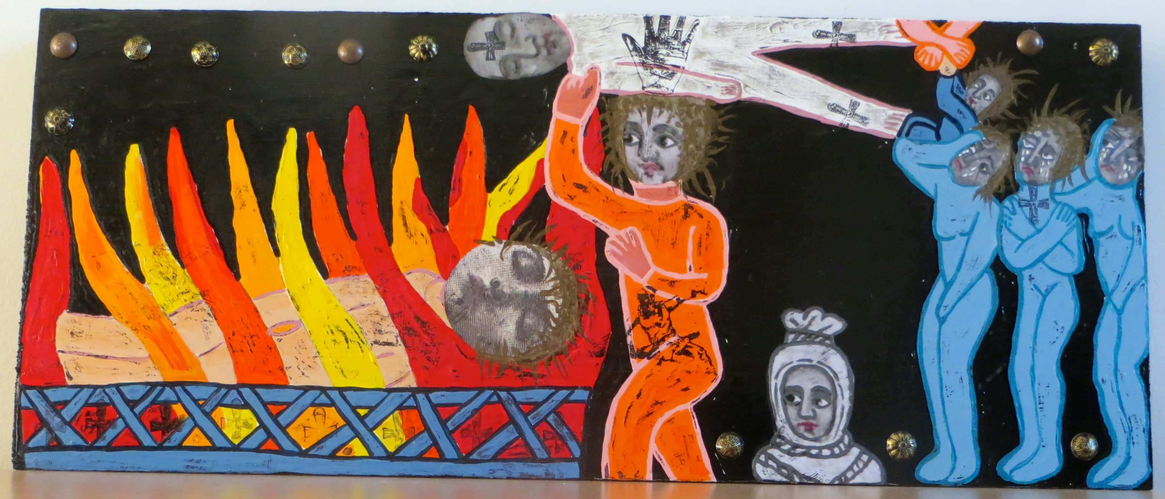 Religious Art 桌布 壁紙 — 一幅充滿活力的民間藝術畫作描繪了一個中央橙色人物揮劍對抗藍色人物，背景是帶有月亮和幾何圖案的火焰背景。
