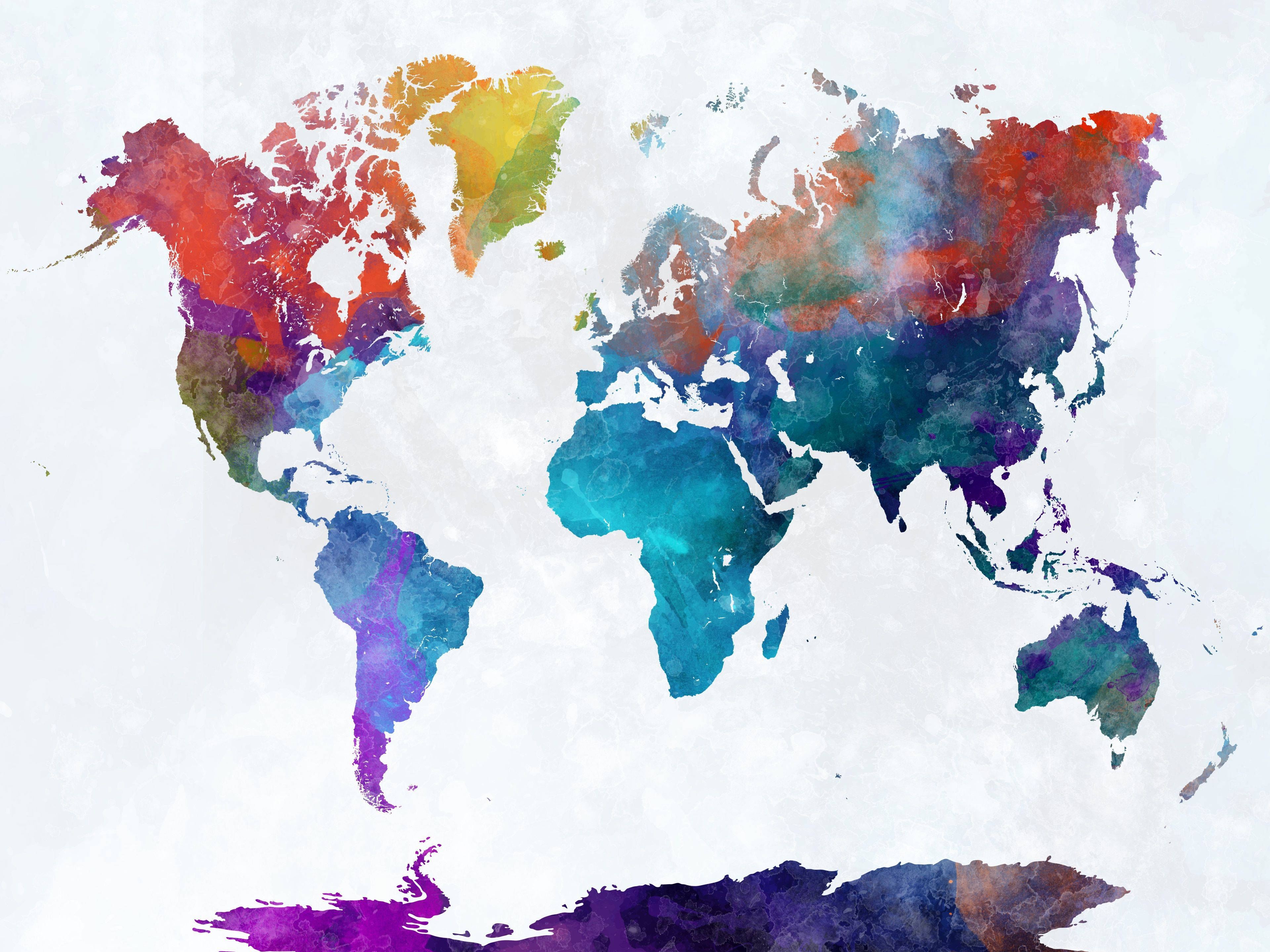 World 桌布 壁紙 — 一幅充滿活力的水彩世界地圖，在紋理白色背景上呈現旋轉的彩虹色調。