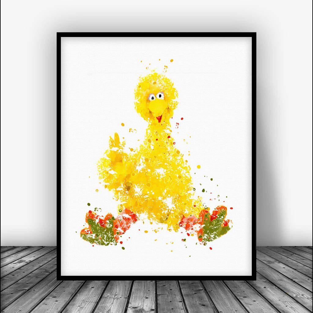 Big Bird 桌布 壁紙 — 一幅充滿活力的水彩潑濺畫，描繪大鳥在黑色畫框中，掛在白色牆上，下方是木地板。