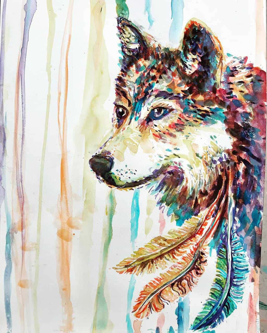 狼 桌布 壁紙 — 一幅充滿活力的水彩畫，描繪狼的頭部，脖子上有色彩繽紛的羽毛在條紋背景上流動。