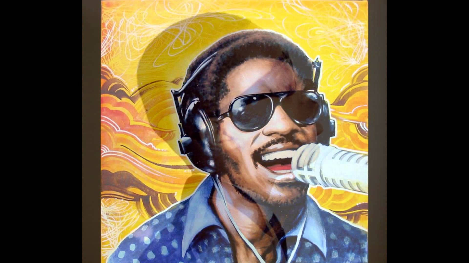 音樂 桌布 壁紙 — 一幅充滿活力的油畫，描繪一位戴著太陽眼鏡和耳機的快樂歌手，在旋轉的金色背景下熱情地對著麥克風演唱。