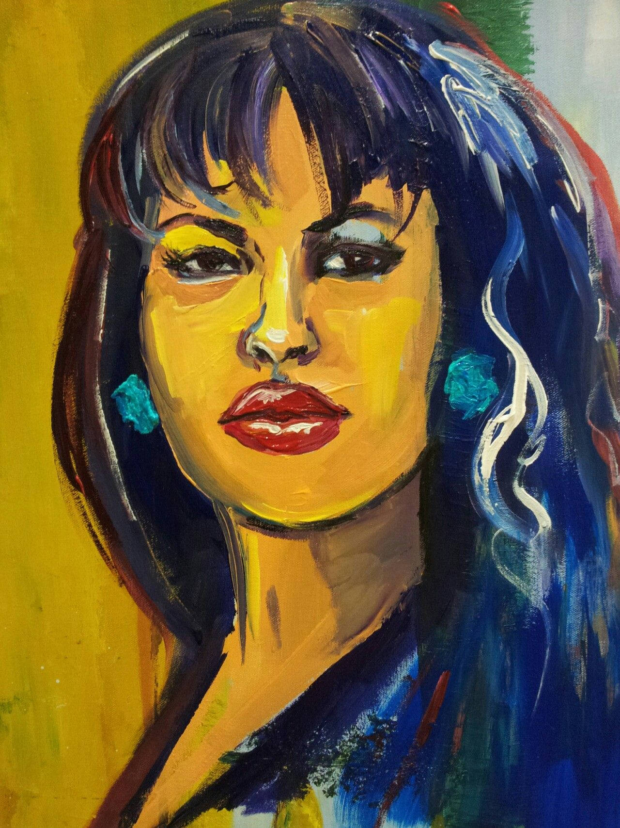 Selena Quintanilla 桌布 壁紙 — 一幅充滿活力的油畫，描繪一位擁有鮮明黃色皮膚、藍色頭髮和紅色嘴唇的女性，背景為溫暖的黃色。