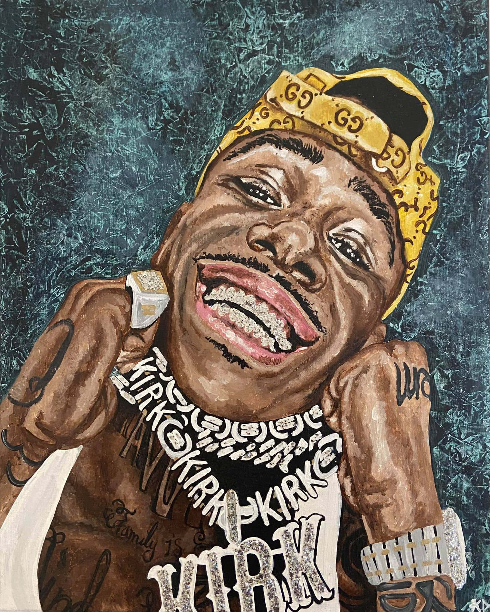 音樂 桌布 壁紙 — 一幅充滿活力的油畫，描繪一個微笑的男人，戴著金鏈和鑲鑽牙齒，背景是帶紋理的青綠色。