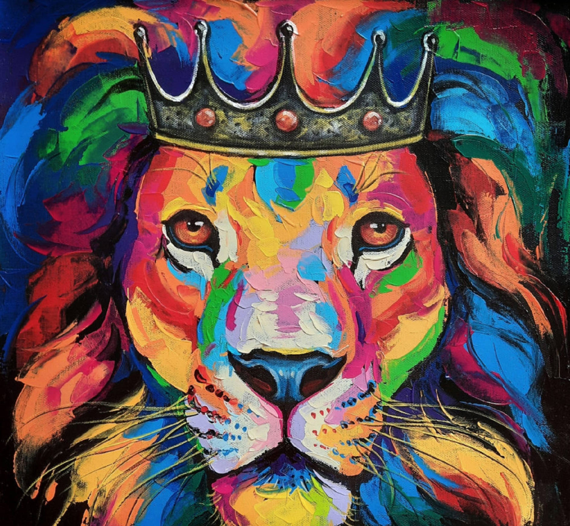 Lion Head 桌布 壁紙 — 一幅充滿活力的油畫，描繪了一隻戴著皇冠、擁有彩虹色毛髮和強烈眼神的獅子，直視前方。