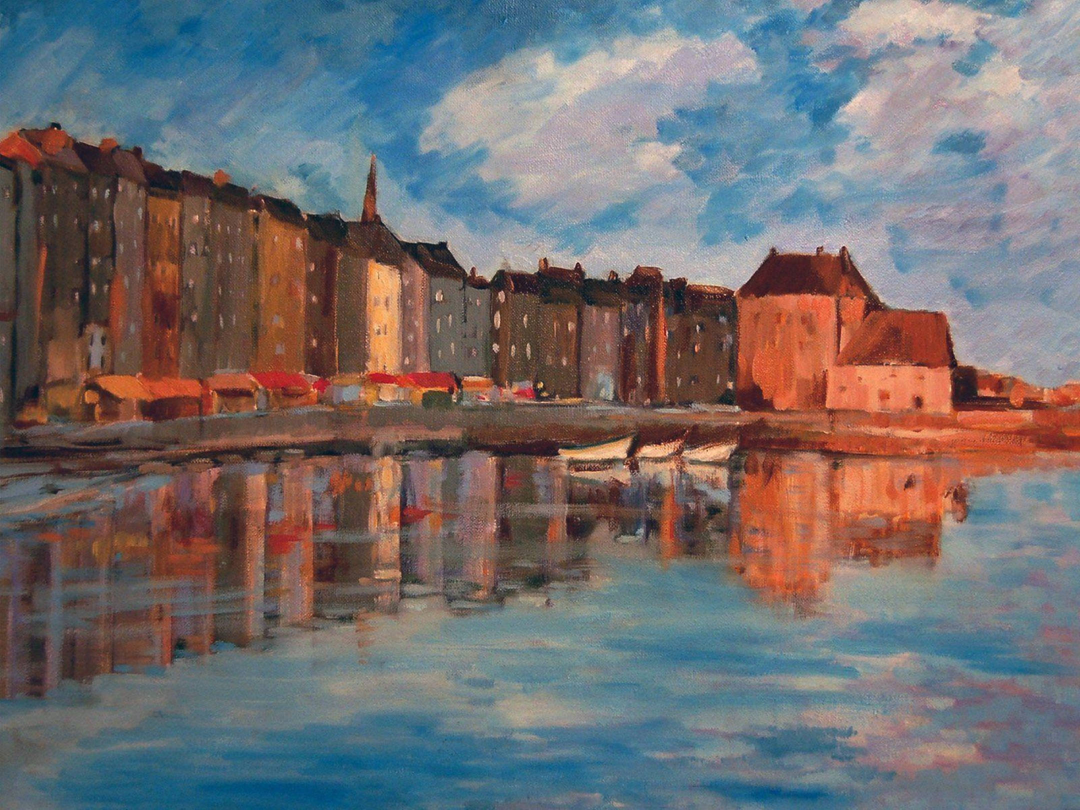Monet 桌布 壁紙 — 一幅充滿活力的油畫，描繪歐洲海濱小鎮，色彩繽紛的建築物倒映在平靜的藍色水面上，天空變幻莫測。