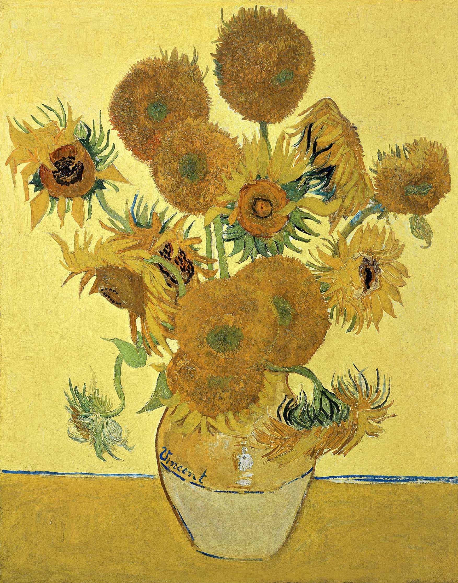 Sunflowers 桌布 壁紙 — 一幅充滿活力的油畫，描繪白色花瓶中的向日葵，背景為黃色，筆觸厚重。