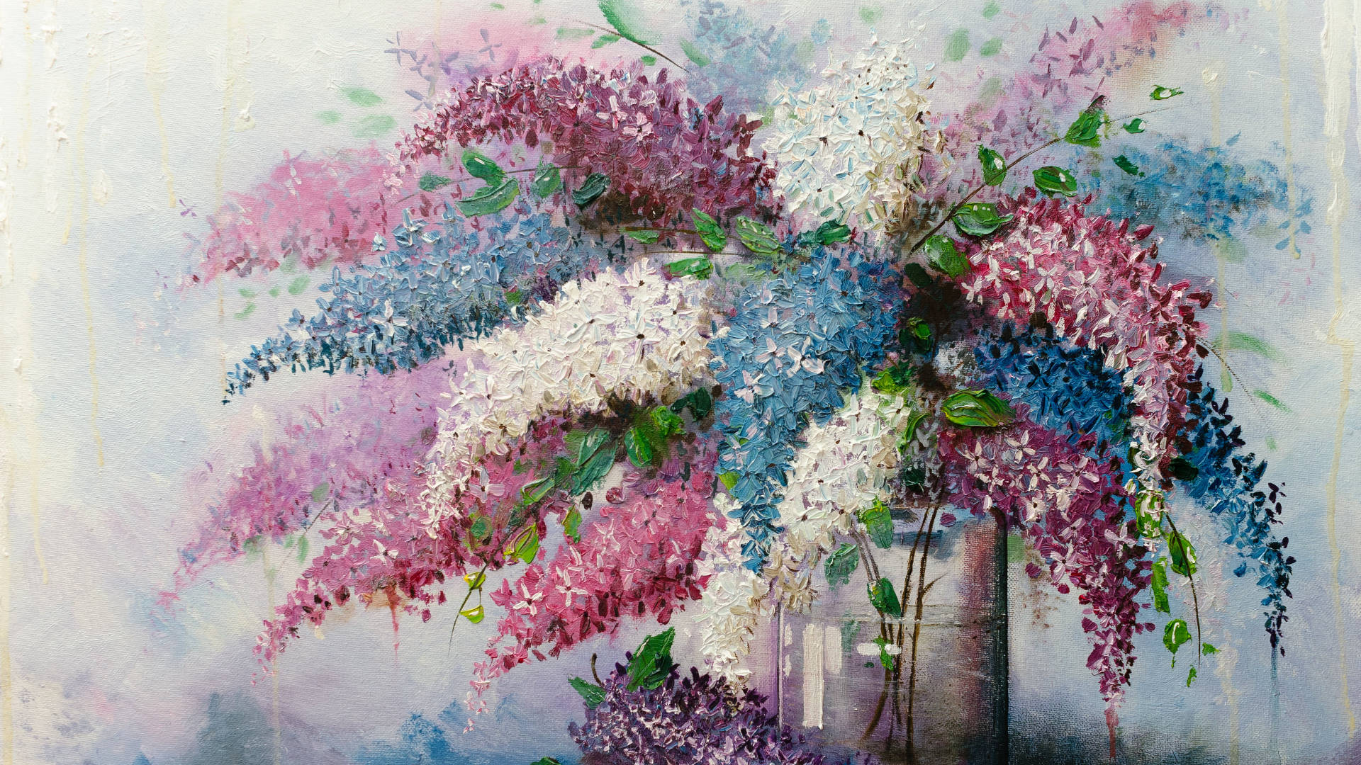藝術 桌布 壁紙 — 一幅充滿活力的油畫，描繪粉紅、紫色和白色的丁香花從花瓶中傾瀉而出，背景柔和有質感。