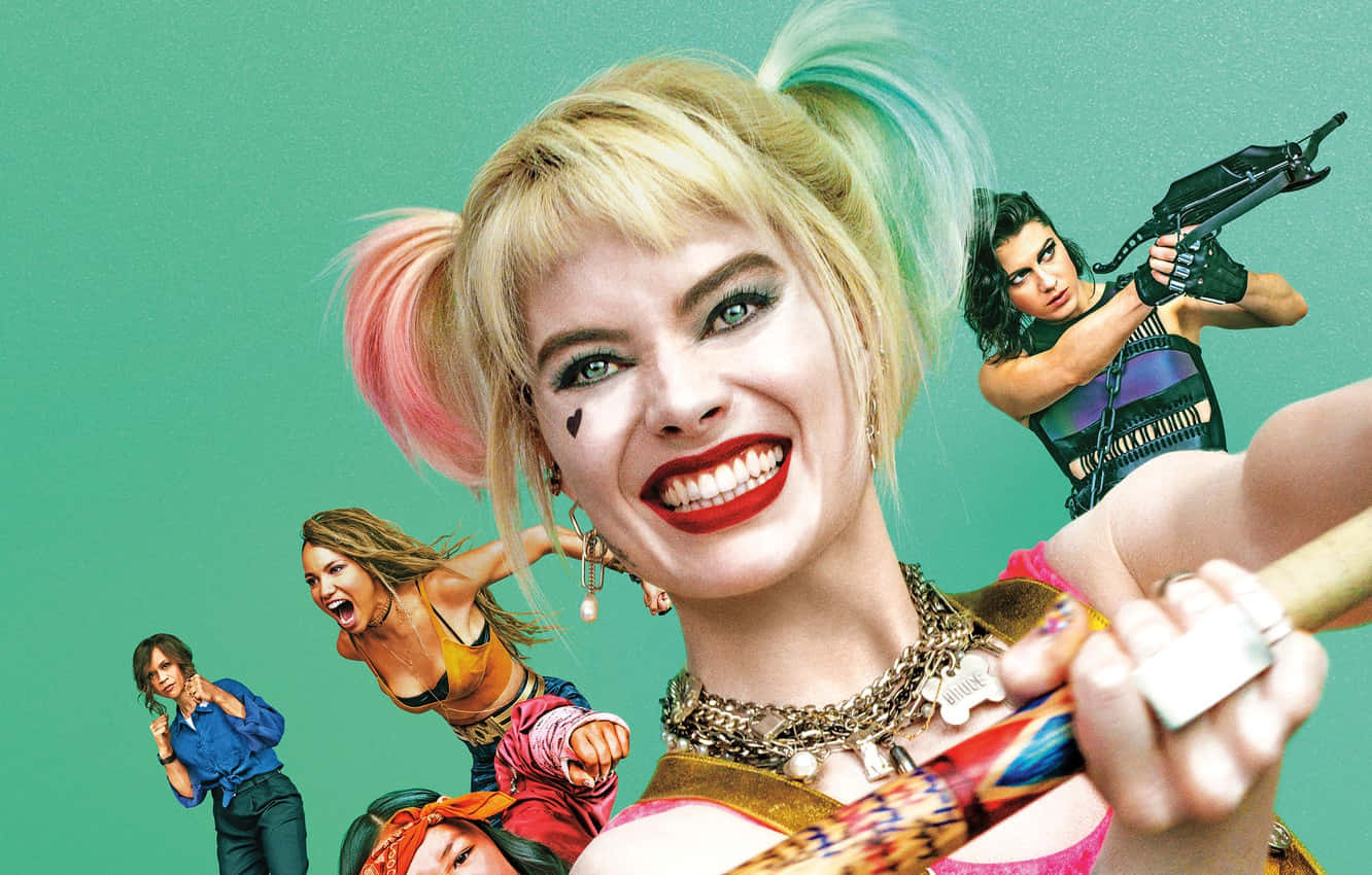 Margot Robbie Harley Quinn 桌布 壁紙 — 一幅充滿活力的流行藝術肖像，描繪哈莉·奎茵瘋狂咧嘴笑，帶有彩色辮子和木槌，周圍是其他兇猛的女角色，背景為青綠色。