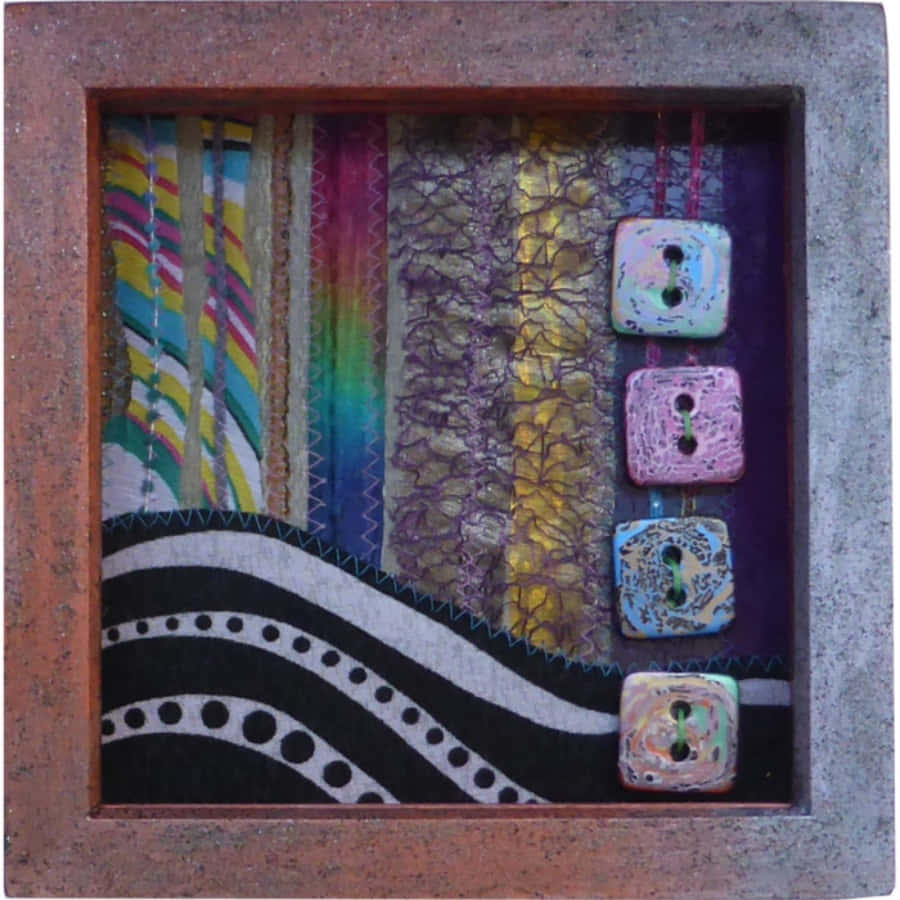 Textile Art 桌布 壁紙 — 一幅充滿活力的混合媒體藝術品，置於鄉村風格的畫框中，特色是彩色布條、紋理圖案和四個垂直排列的裝飾鈕扣。