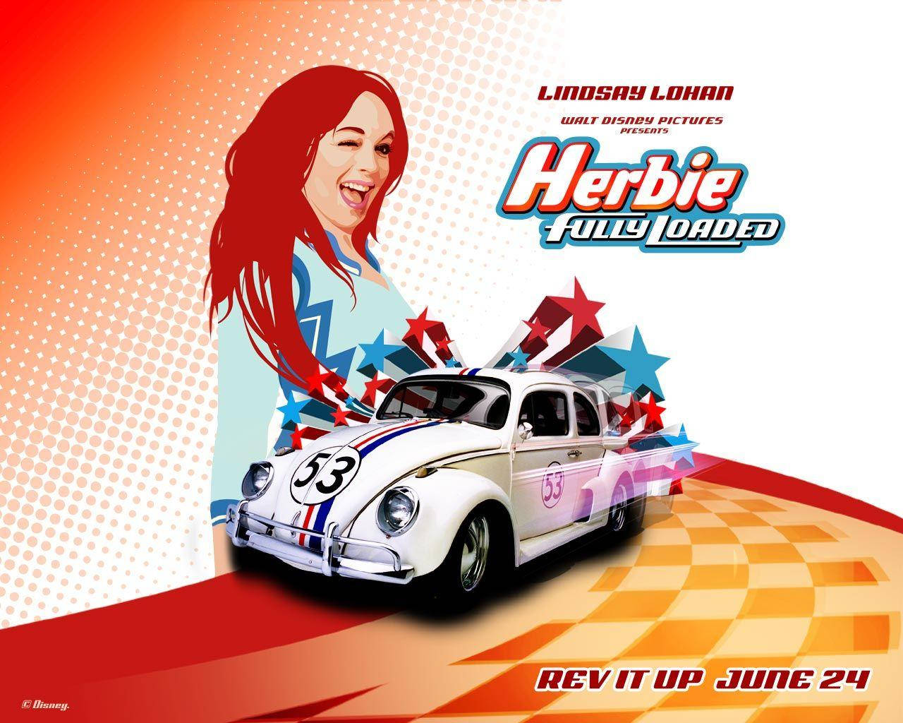 Herbie 桌布 壁紙 — 一幅充滿活力的漫畫風格海報，描繪一位微笑的女性站在一輛帶有星條紋的白色賽車旁，背景是動態的橙色和紅色。