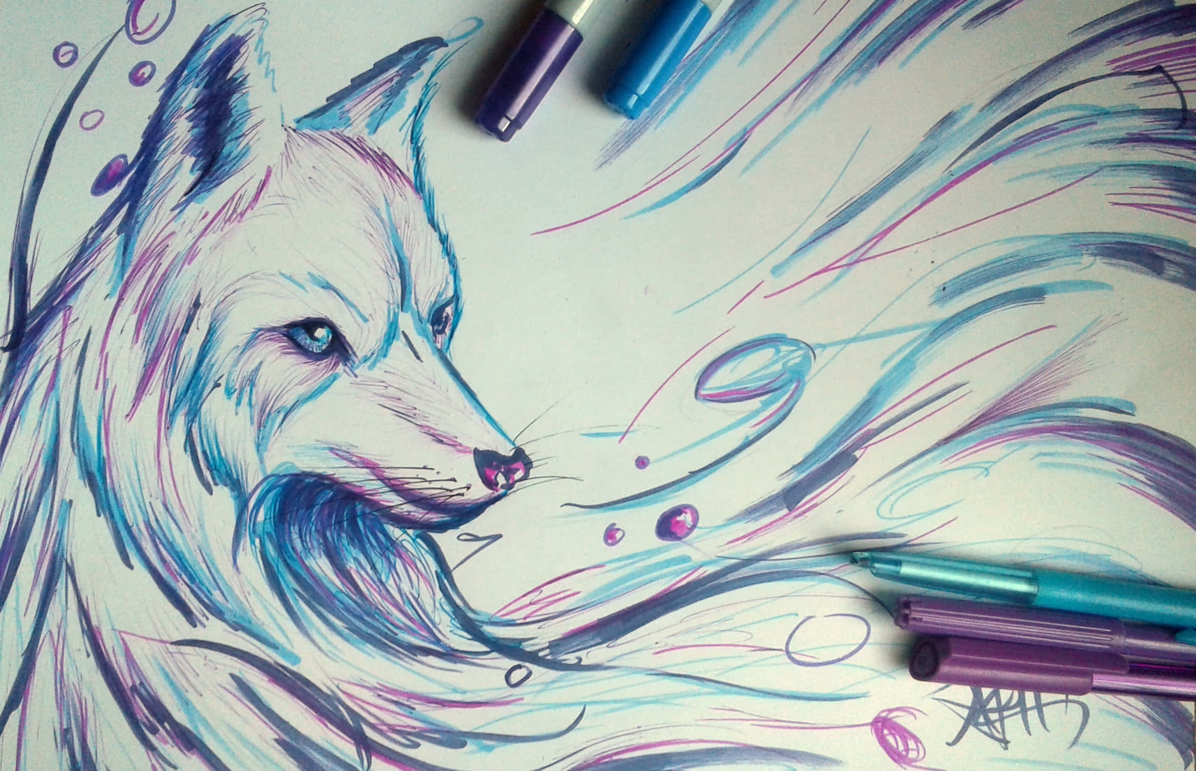 酷炫狼 桌布 壁紙 — 一幅充滿活力的狐狸插圖，擁有流動的藍色和紫色毛髮，周圍環繞著藝術性的馬克筆筆觸和散落在白紙上的筆。