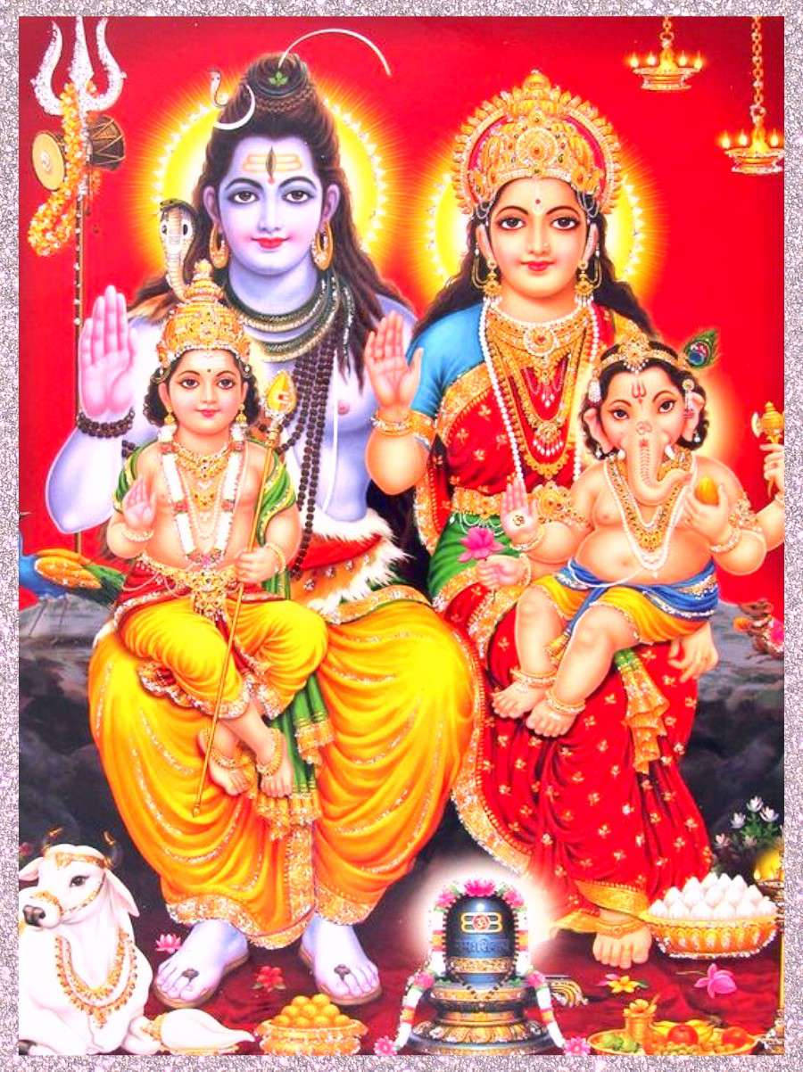 Lord Shiva Family 桌布 壁紙 — 一幅充滿活力的神聖家庭畫像，描繪了濕婆與帕爾瓦蒂以及他們的孩子象頭神和卡爾提凱亞，佩戴著黃金首飾，背景是耀眼的紅色。