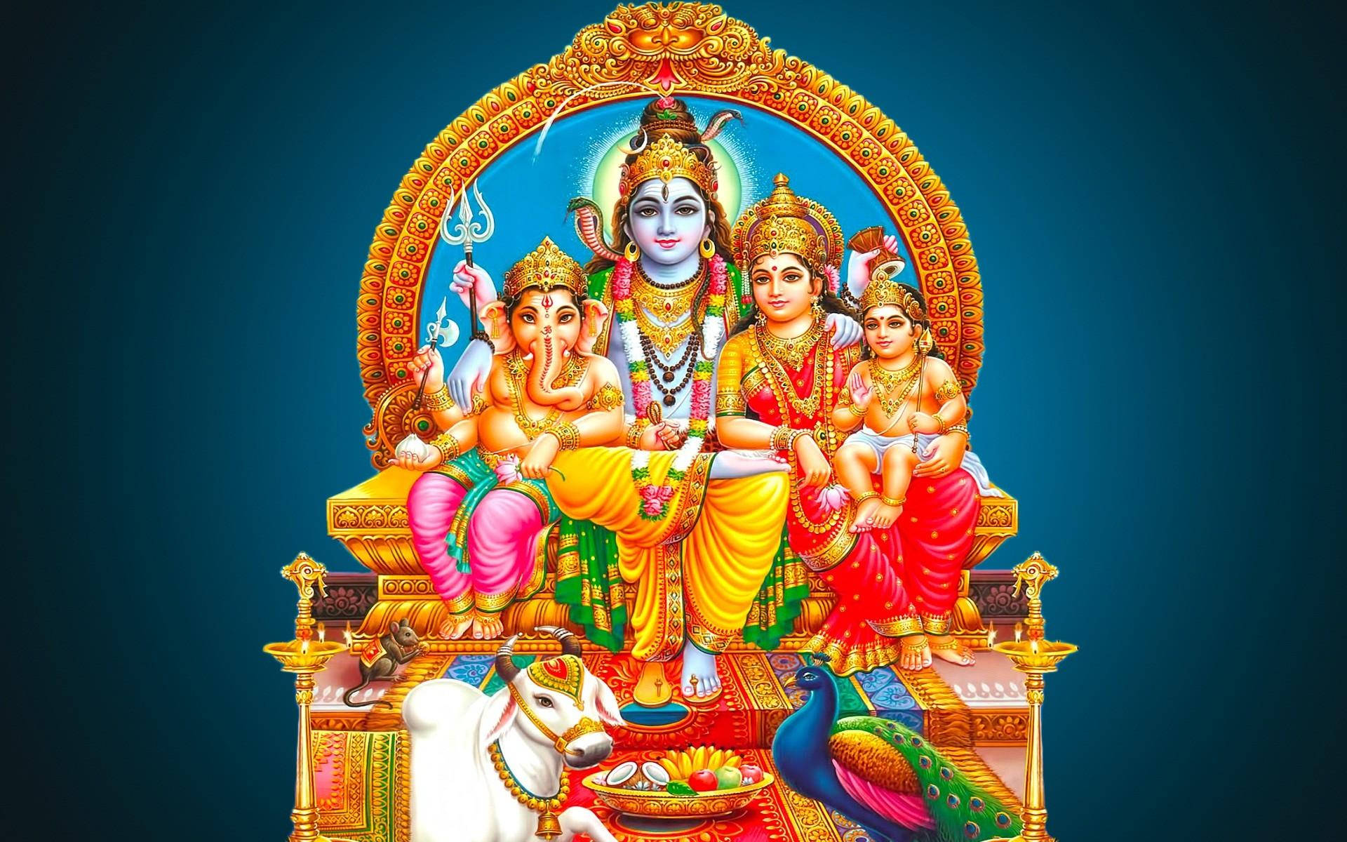 Lord Shiva Family 桌布 壁紙 — 一幅充滿活力的神聖家庭畫像，描繪印度教神祇濕婆、帕爾瓦蒂、象頭神、卡爾提凱亞和嬰兒斯坎達坐在飾有孔雀和公牛的金色寶座上。