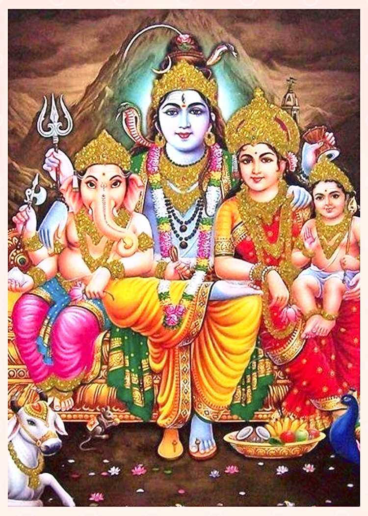 Lord Shiva Family 桌布 壁紙 — 一幅充滿活力的神聖家庭肖像，描繪了濕婆神、帕爾瓦蒂、象頭神和卡爾蒂凱亞，他們佩戴著金色珠寶和色彩繽紛的服飾，背景是山巒。